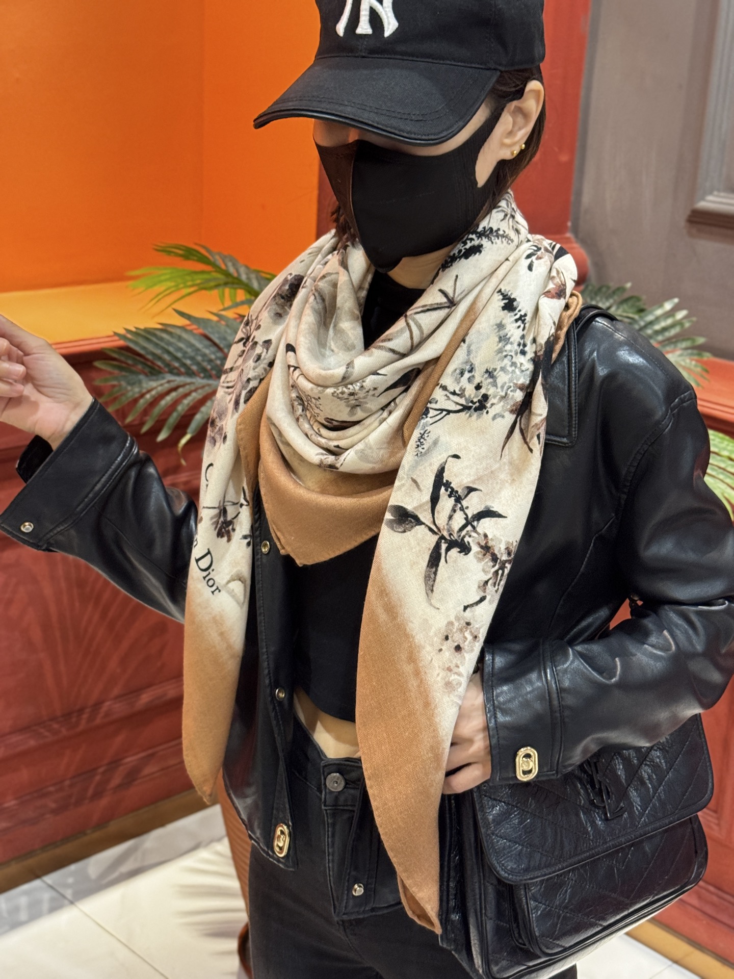 Dior 140丝毛双面同色印花披肩Millefiori 图案这款披肩饰以多色 Millefiori 图