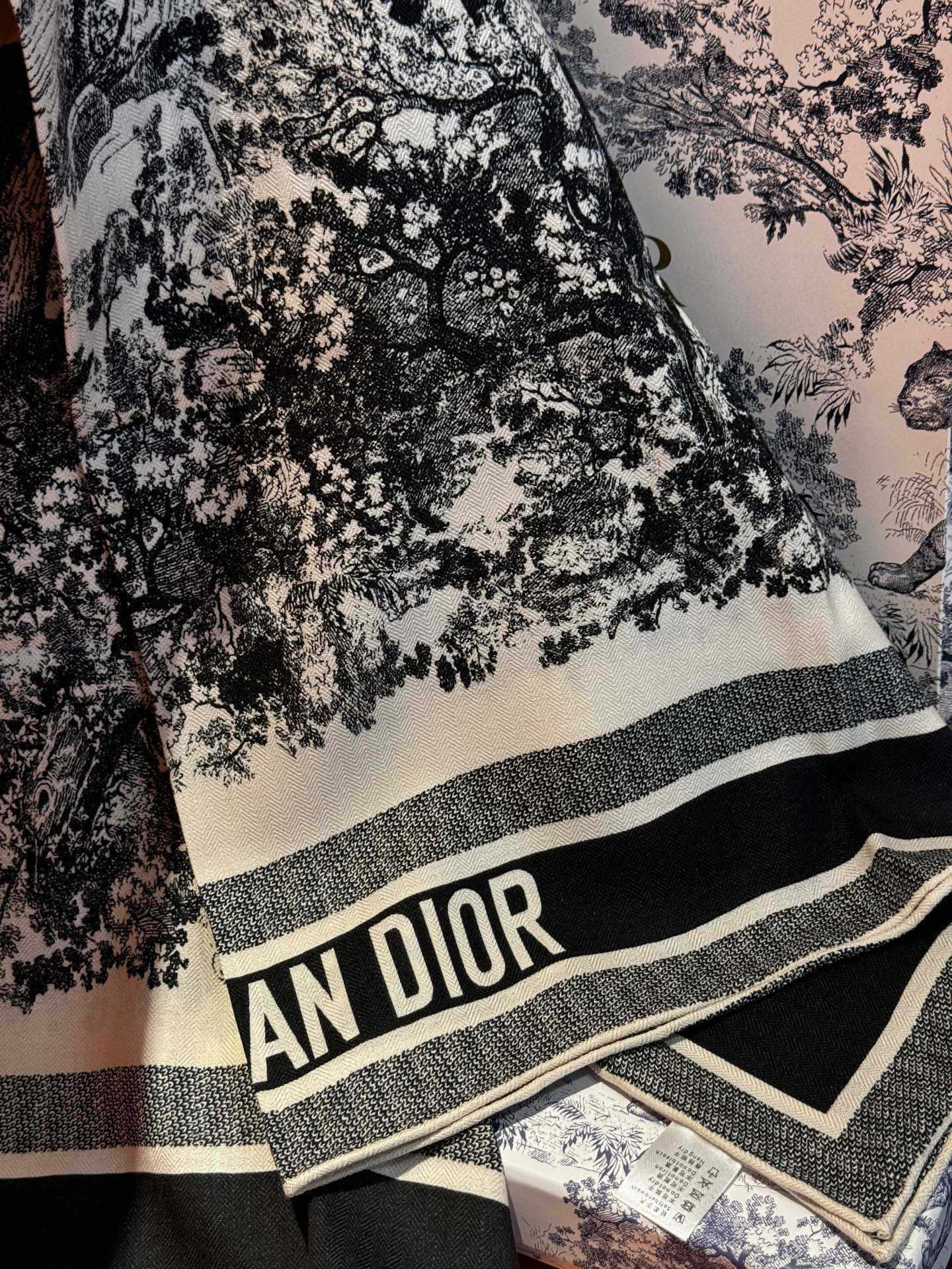 上新❤️ 𝐃𝐈𝐎𝐑 2025早春新款 《茹伊丛手绘方巾》size：110x110 cm 【双面同色丝绒方