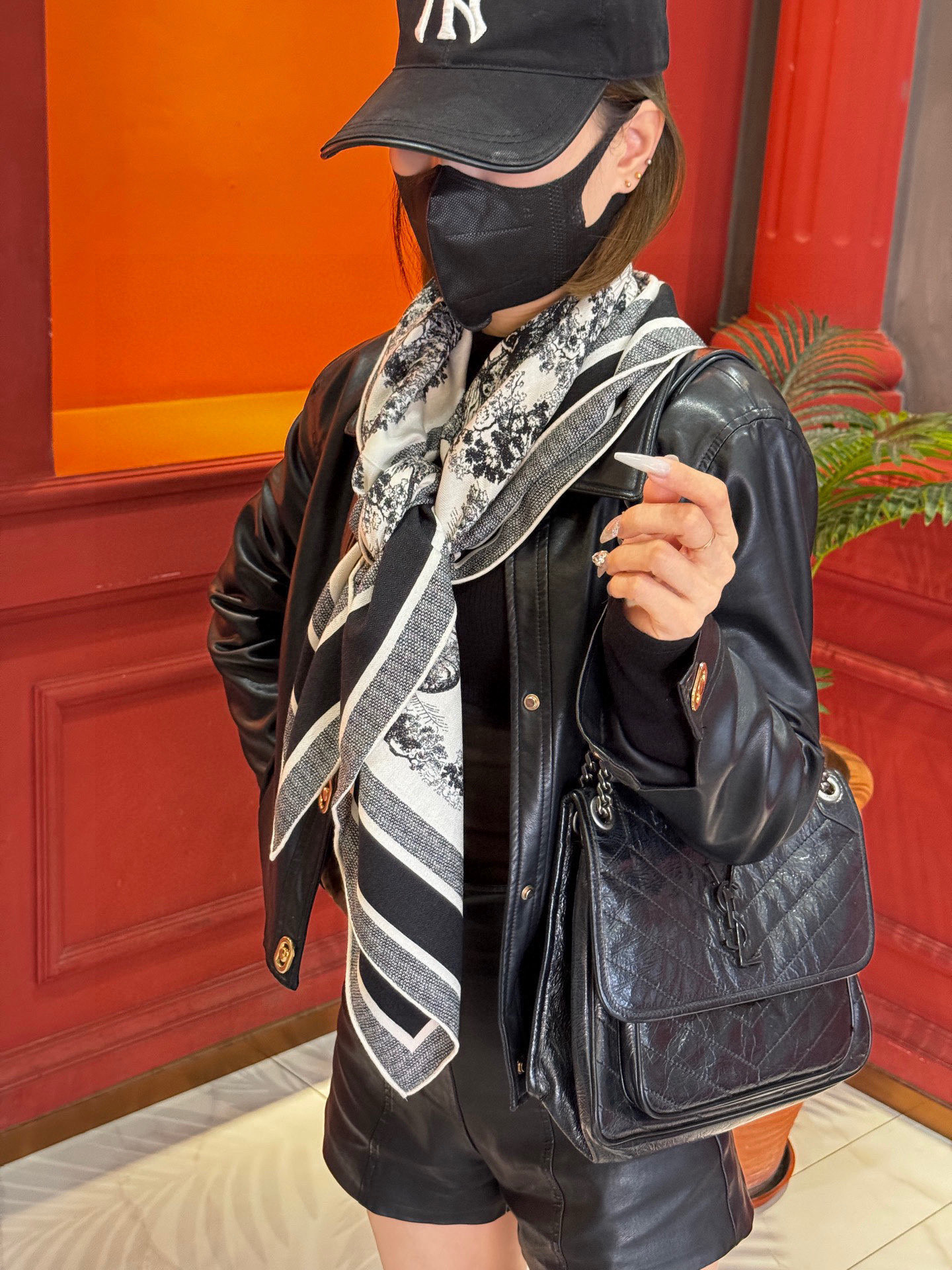 上新❤️ 𝐃𝐈𝐎𝐑 2025早春新款 《茹伊丛手绘方巾》size：110x110 cm 【双面同色丝绒方