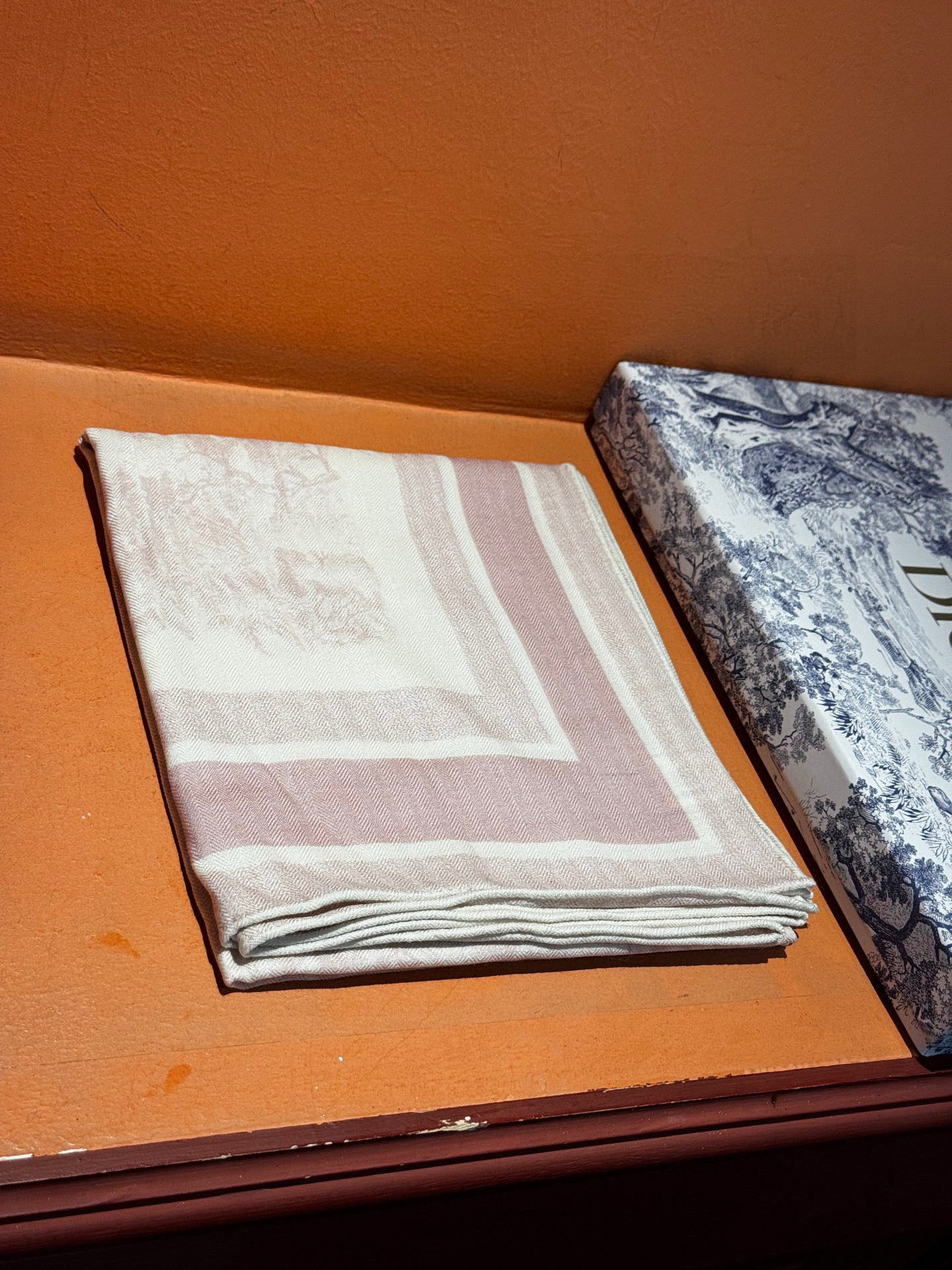 上新❤️ 𝐃𝐈𝐎𝐑 早春新款 《茹伊丛手绘方巾》size：110x110 cm 【双面同色丝绒方巾】一个