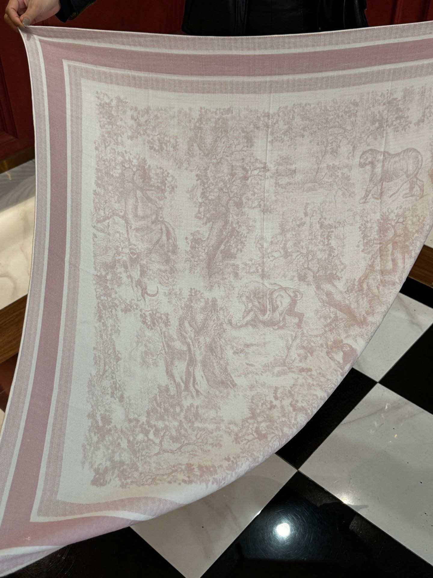 上新❤️ 𝐃𝐈𝐎𝐑 早春新款 《茹伊丛手绘方巾》size：110x110 cm 【双面同色丝绒方巾】一个