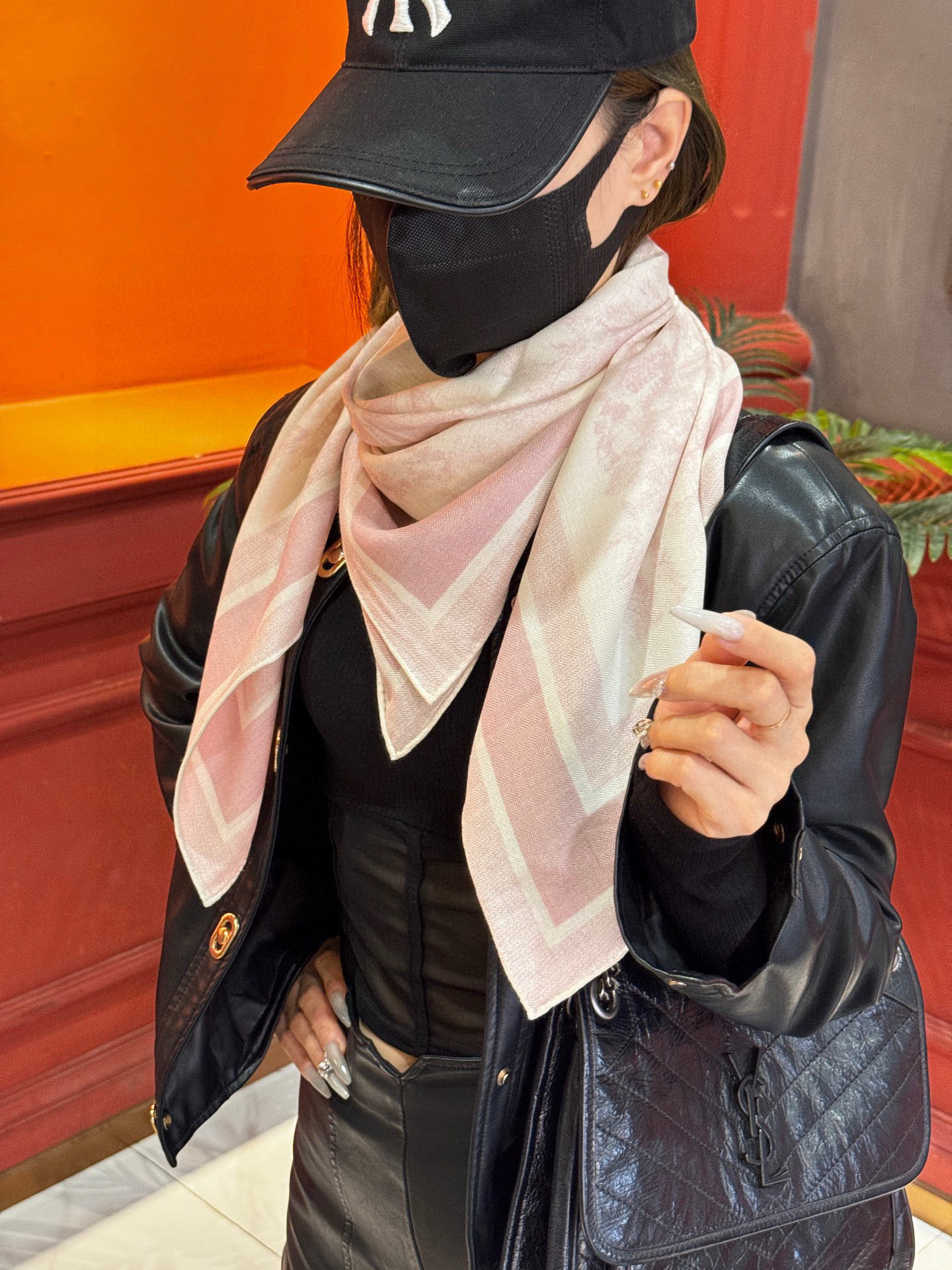 上新❤️ 𝐃𝐈𝐎𝐑 早春新款 《茹伊丛手绘方巾》size：110x110 cm 【双面同色丝绒方巾】一个