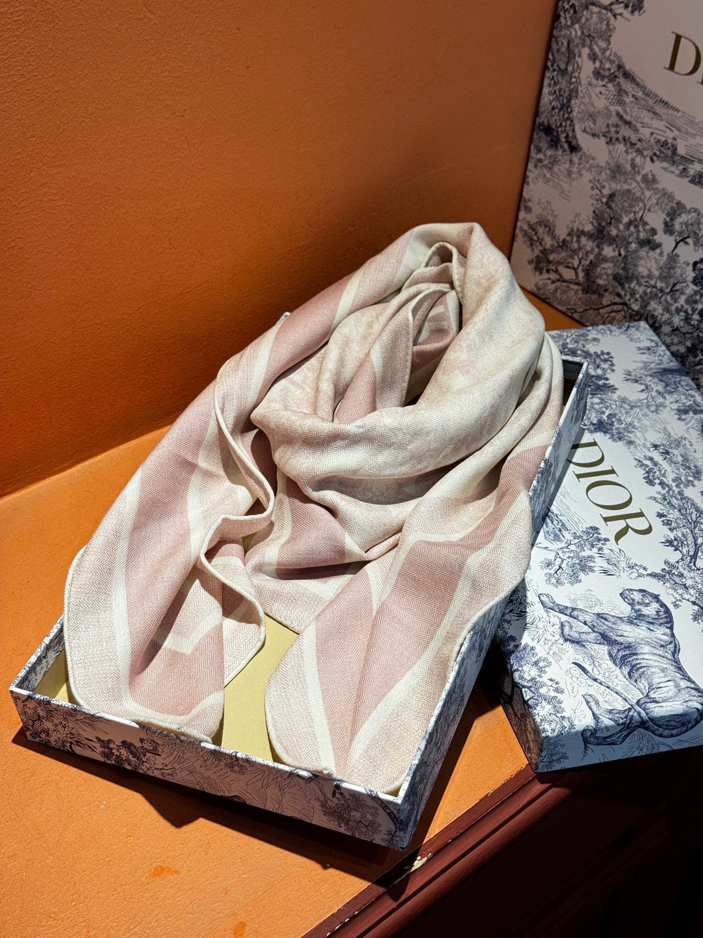 上新❤️ 𝐃𝐈𝐎𝐑 早春新款 《茹伊丛手绘方巾》size：110x110 cm 【双面同色丝绒方巾】一个