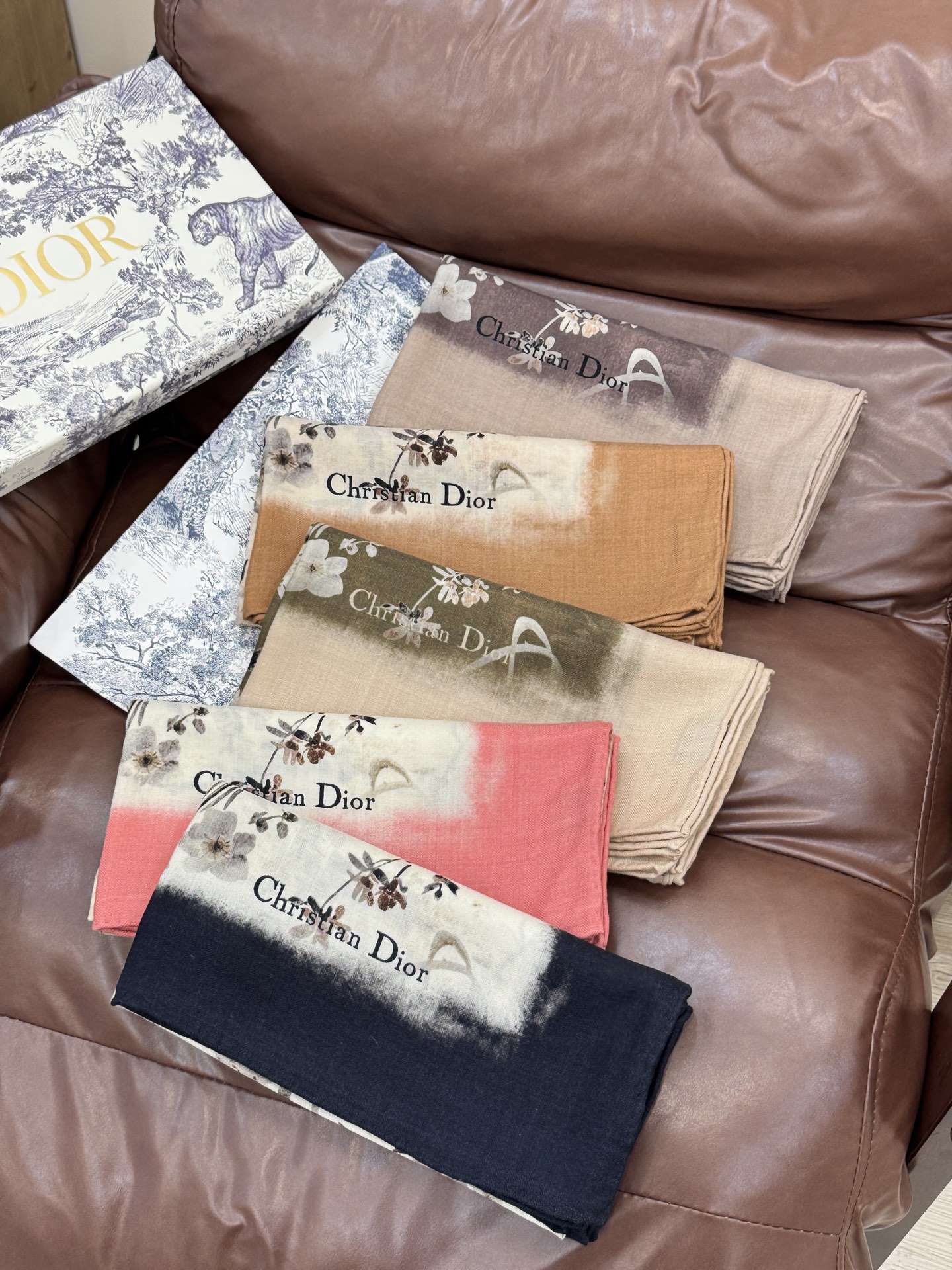 Dior 140丝毛双面同色印花披肩Millefiori 图案这款披肩饰以多色 Millefiori 图