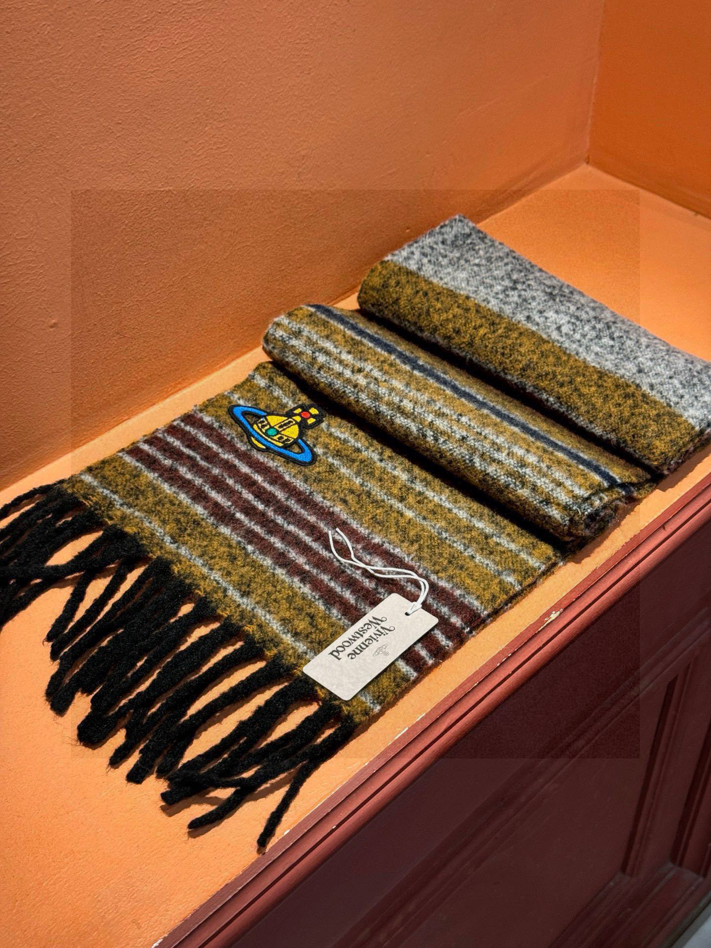 西太后超美新款马海毛围巾！超级推荐入手！质感好货！主打的马海毛围巾~据说超难买哦！！做工非常精致，很有分