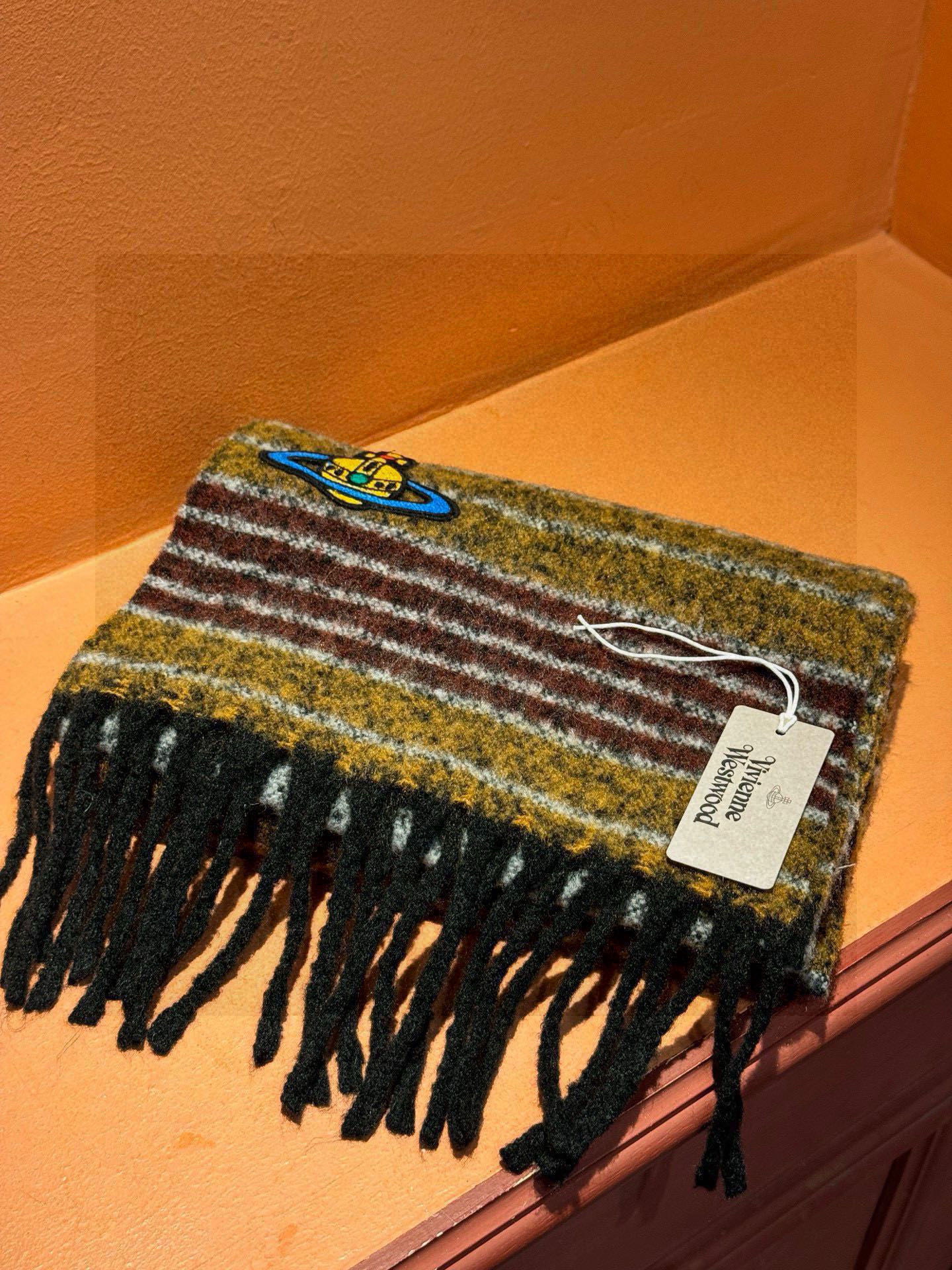 西太后超美新款马海毛围巾！超级推荐入手！质感好货！主打的马海毛围巾~据说超难买哦！！做工非常精致，很有分