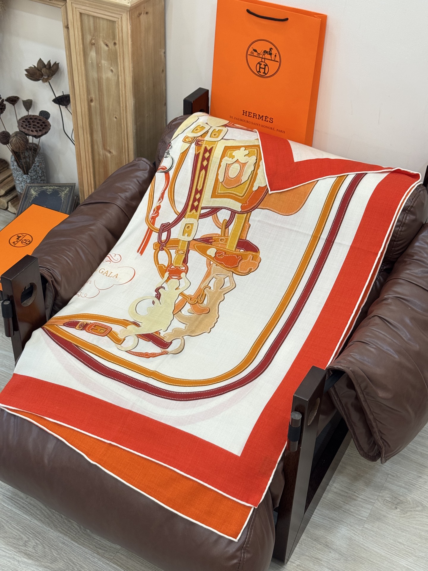 羊绒新款🆕🏇🏇买了都说好看‼️推荐💕【华丽的缰辔双面同色140】羊绒方巾，顶级工艺超值‼️爱马仕专柜爆款