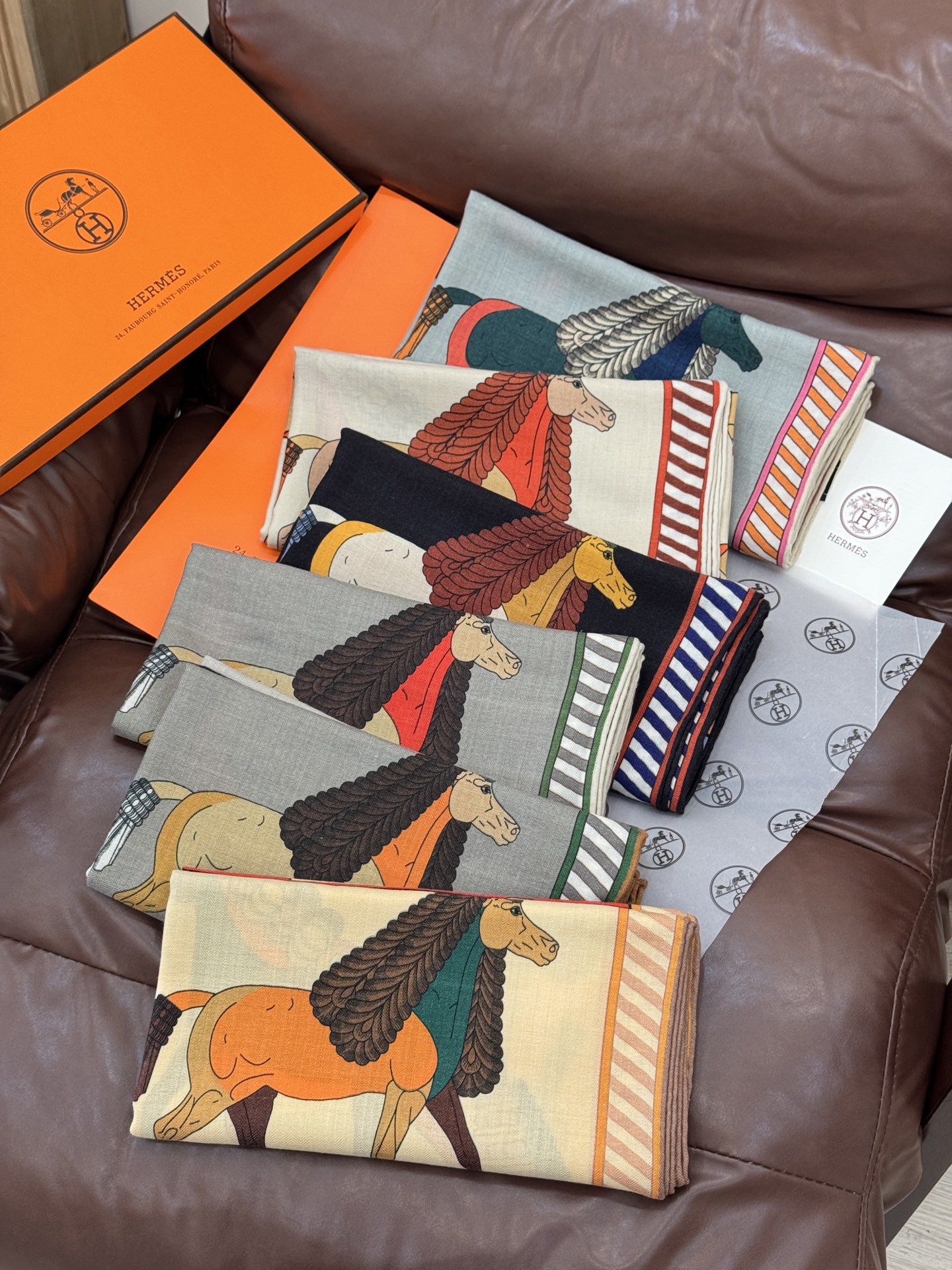 “全速前进”140双面丝毛披肩手工卷边丝毛方巾（30%桑蚕丝70%羊毛）这款经典单品展现强大而迷人的女性