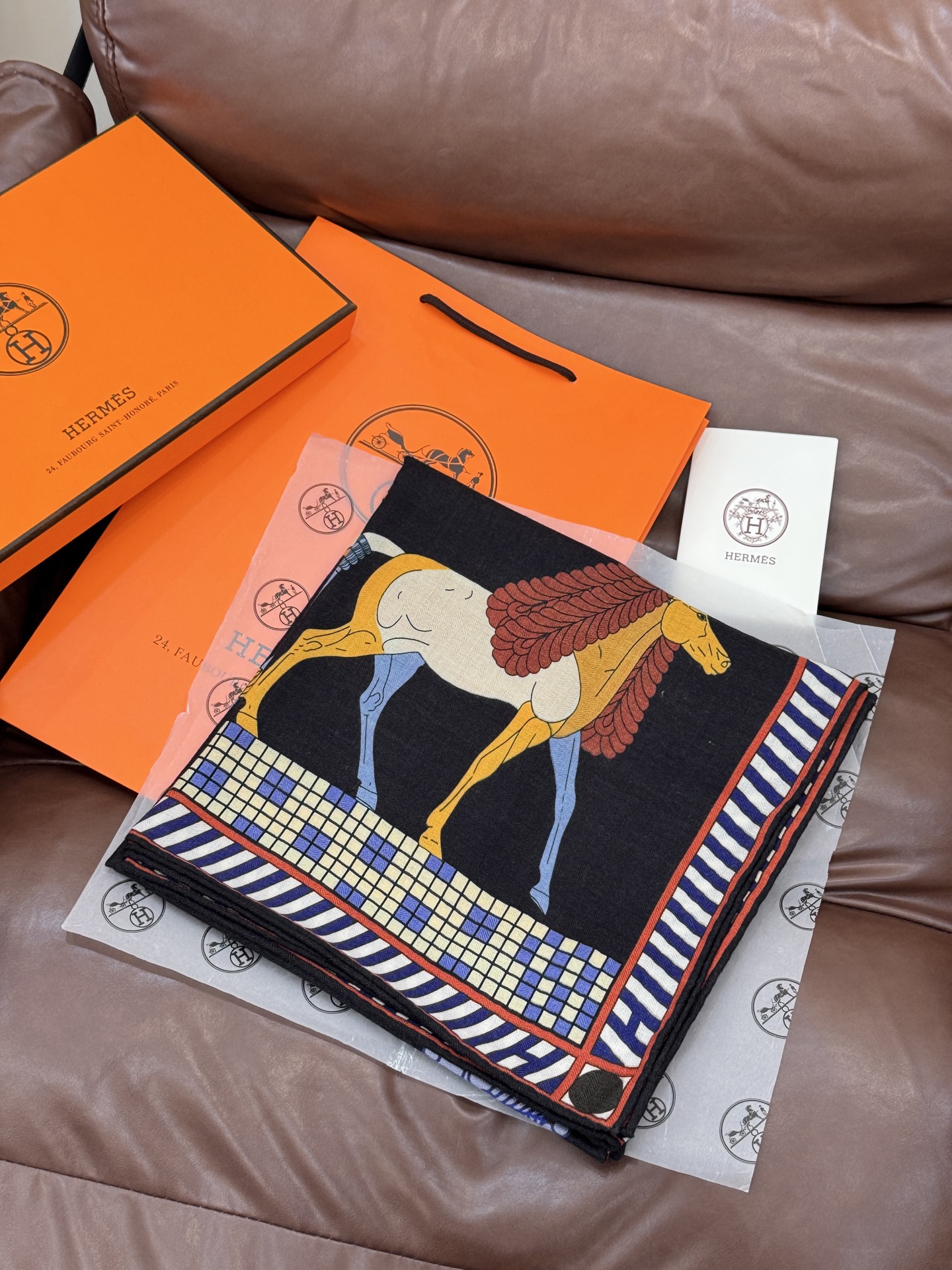 “全速前进”140双面丝毛披肩手工卷边丝毛方巾（30%桑蚕丝70%羊毛）这款经典单品展现强大而迷人的女性