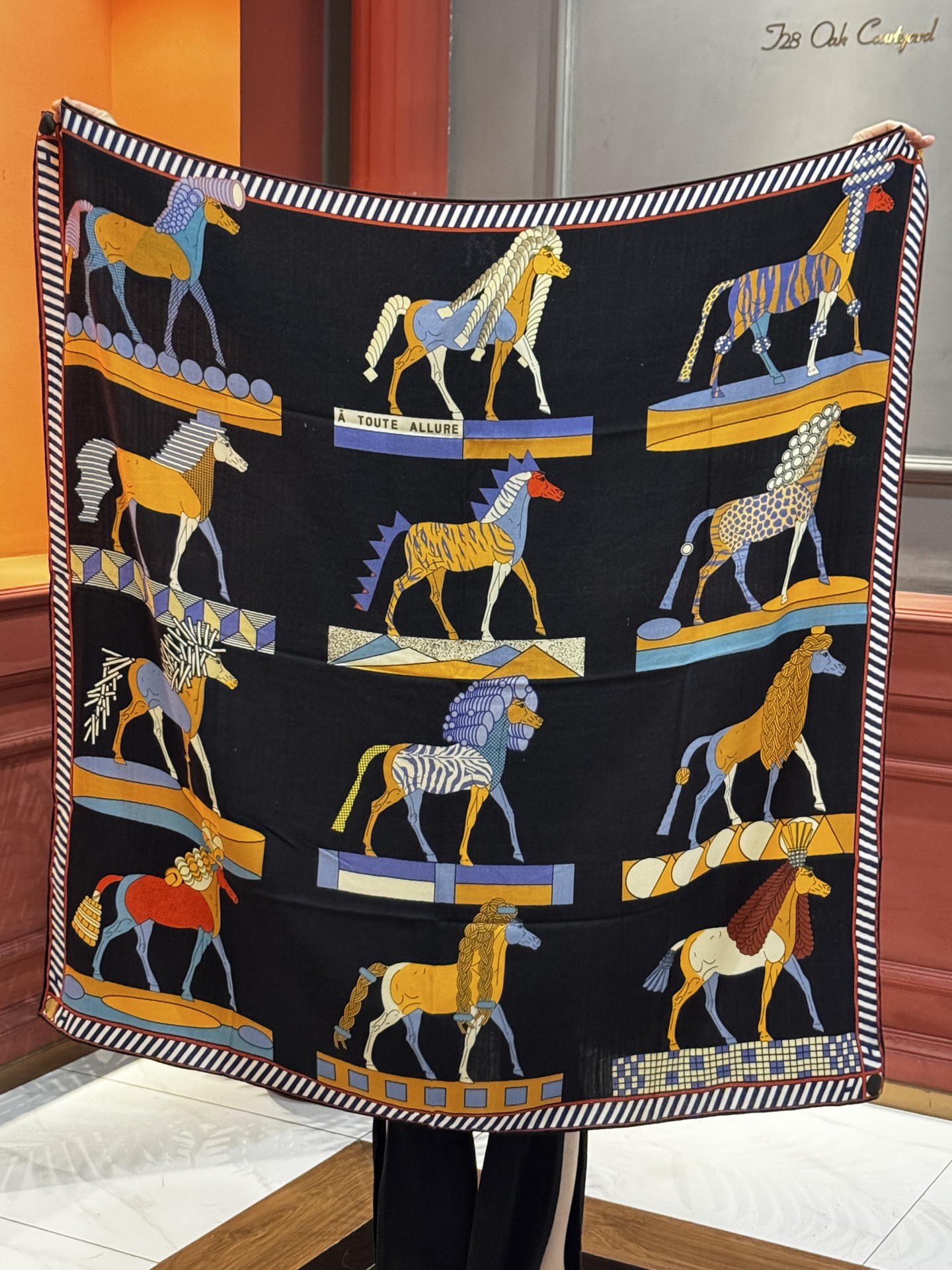 “全速前进”140双面丝毛披肩手工卷边丝毛方巾（30%桑蚕丝70%羊毛）这款经典单品展现强大而迷人的女性