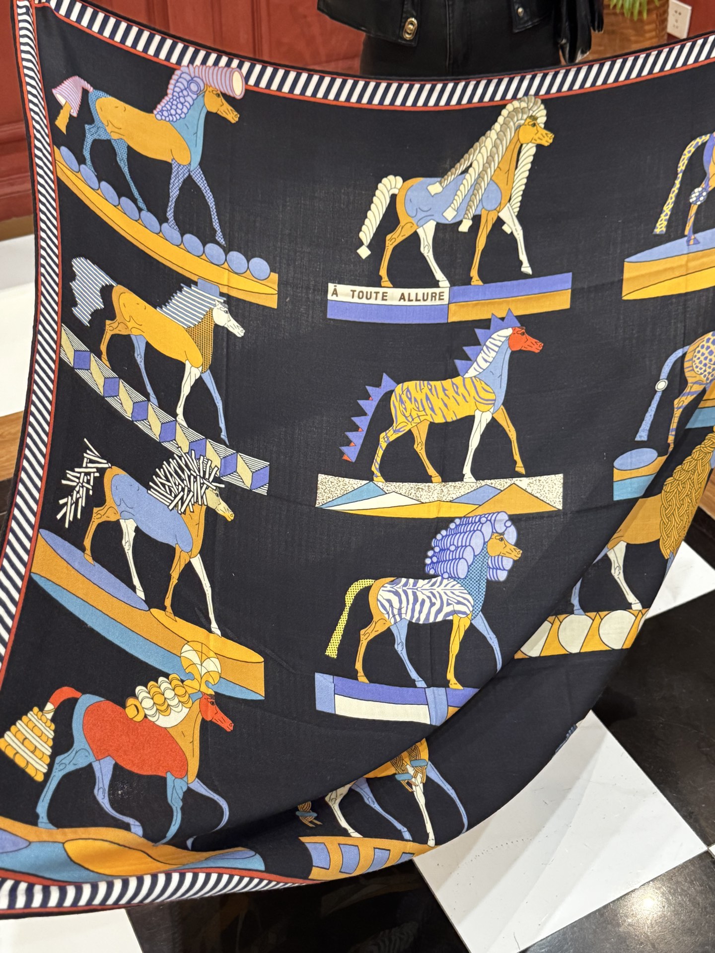 “全速前进”140双面丝毛披肩手工卷边丝毛方巾（30%桑蚕丝70%羊毛）这款经典单品展现强大而迷人的女性