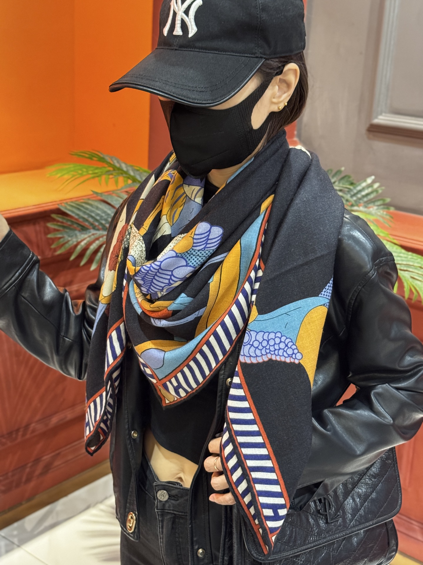 “全速前进”140双面丝毛披肩手工卷边丝毛方巾（30%桑蚕丝70%羊毛）这款经典单品展现强大而迷人的女性