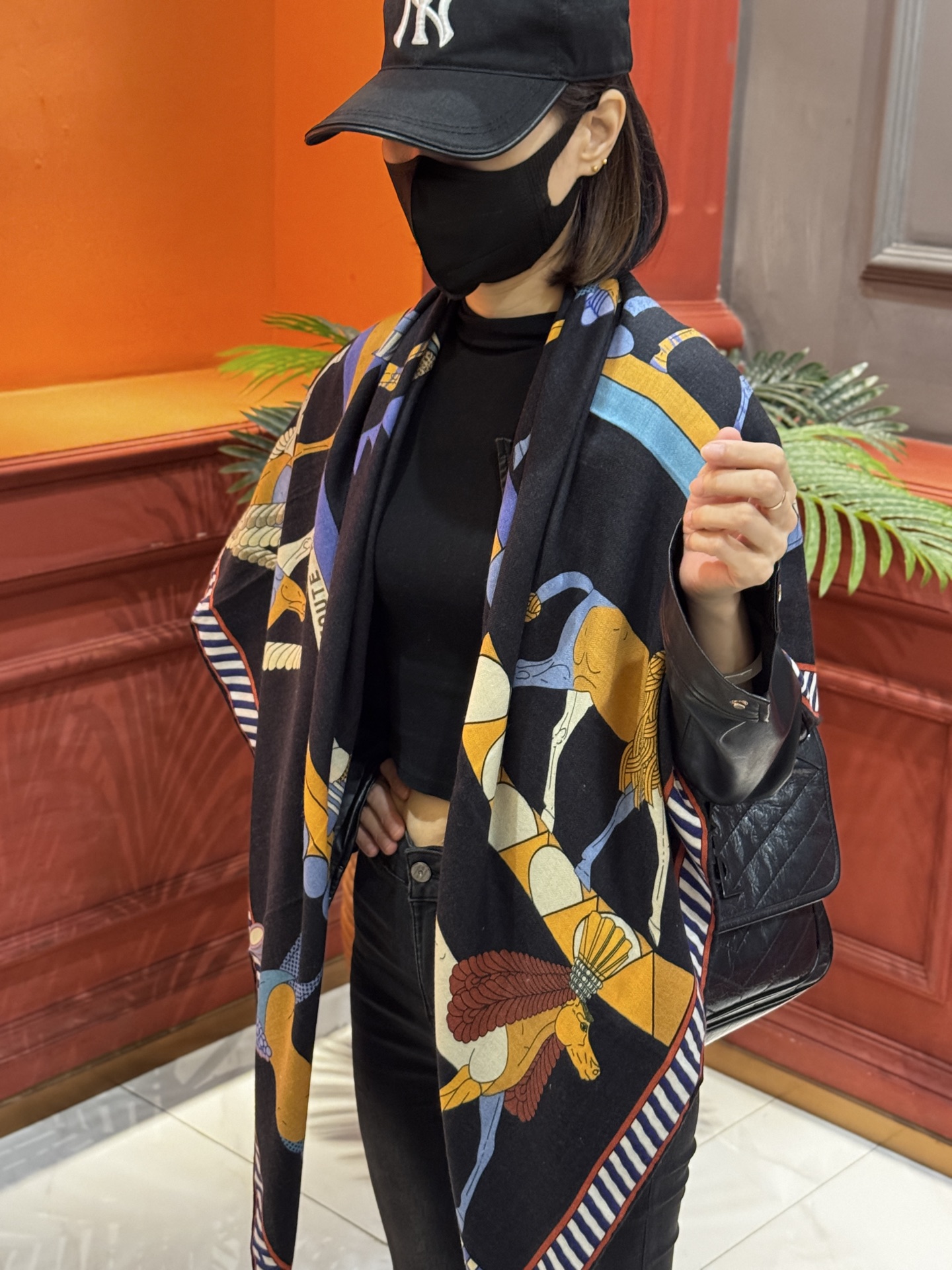 “全速前进”140双面丝毛披肩手工卷边丝毛方巾（30%桑蚕丝70%羊毛）这款经典单品展现强大而迷人的女性