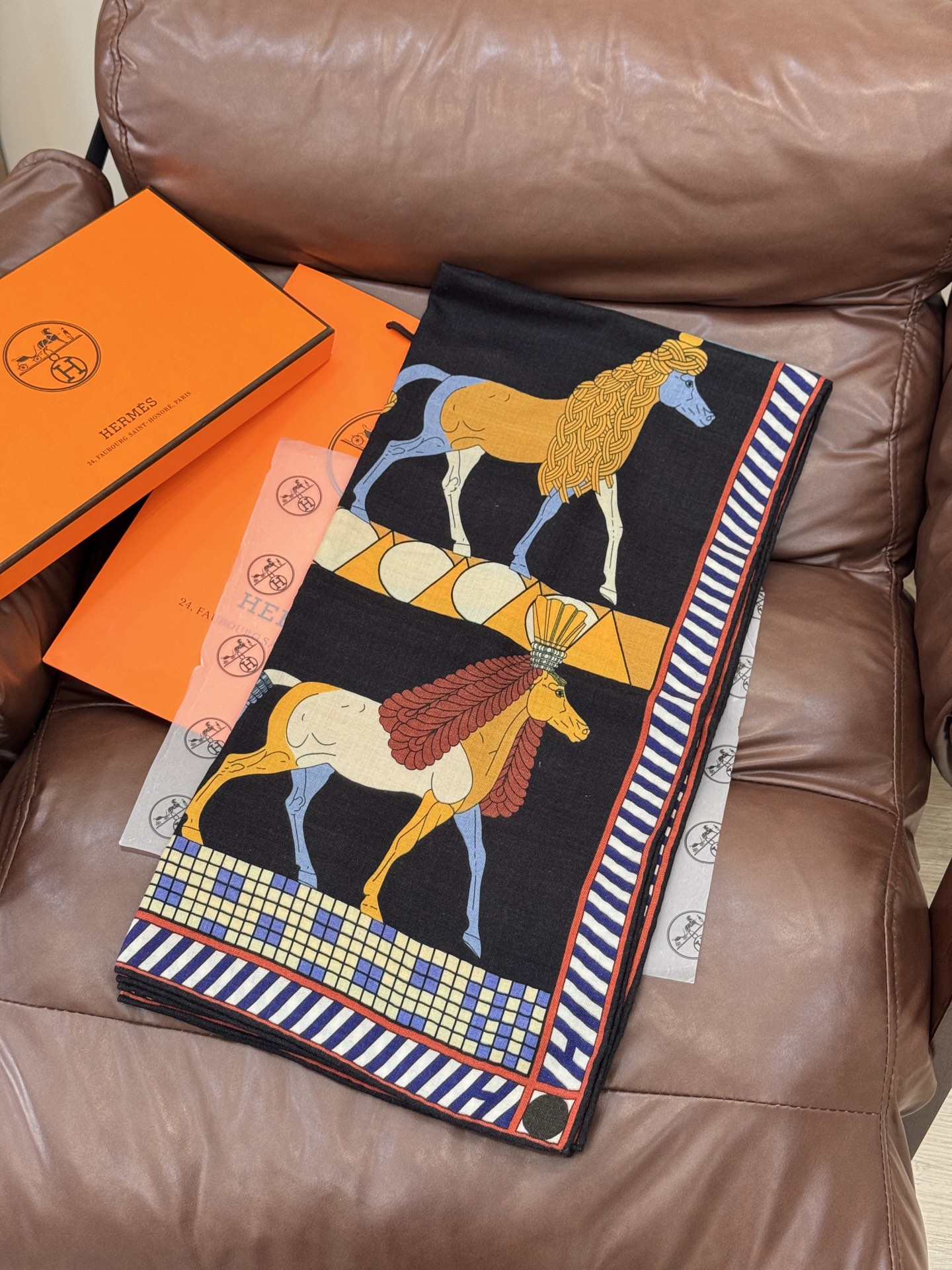 “全速前进”140双面丝毛披肩手工卷边丝毛方巾（30%桑蚕丝70%羊毛）这款经典单品展现强大而迷人的女性