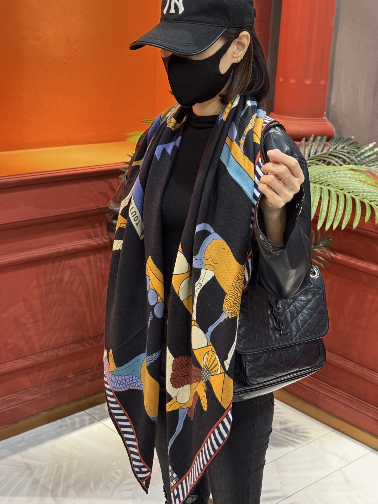 “全速前进”140双面丝毛披肩手工卷边丝毛方巾（30%桑蚕丝70%羊毛）这款经典单品展现强大而迷人的女性