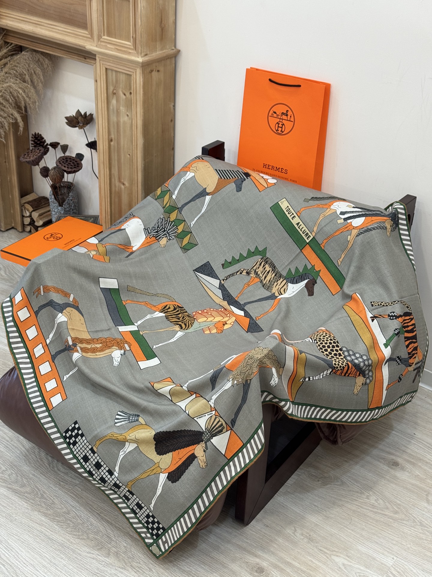 “全速前进”140双面丝毛披肩手工卷边丝毛方巾（30%桑蚕丝70%羊毛）这款经典单品展现强大而迷人的女性