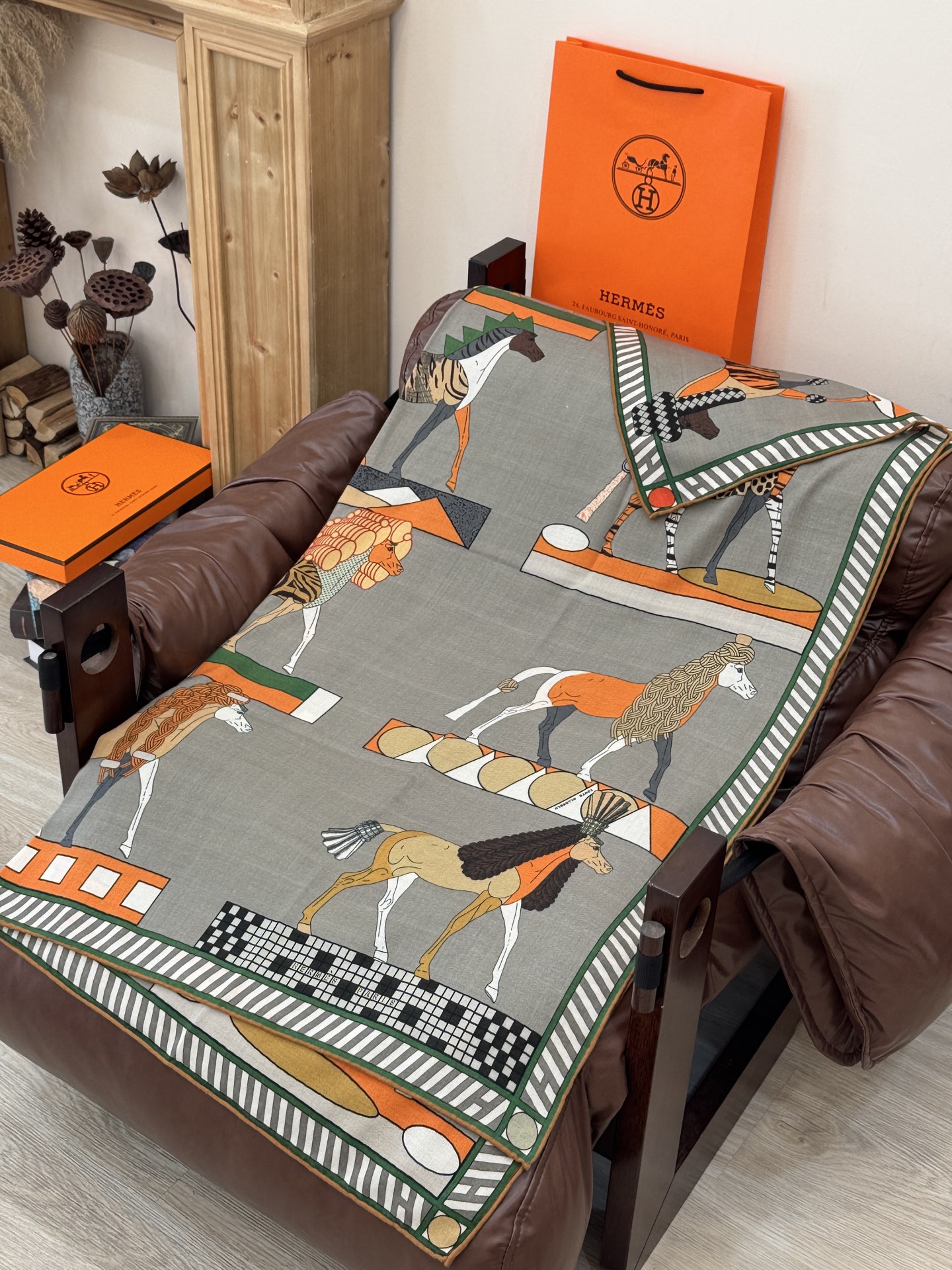 “全速前进”140双面丝毛披肩手工卷边丝毛方巾（30%桑蚕丝70%羊毛）这款经典单品展现强大而迷人的女性