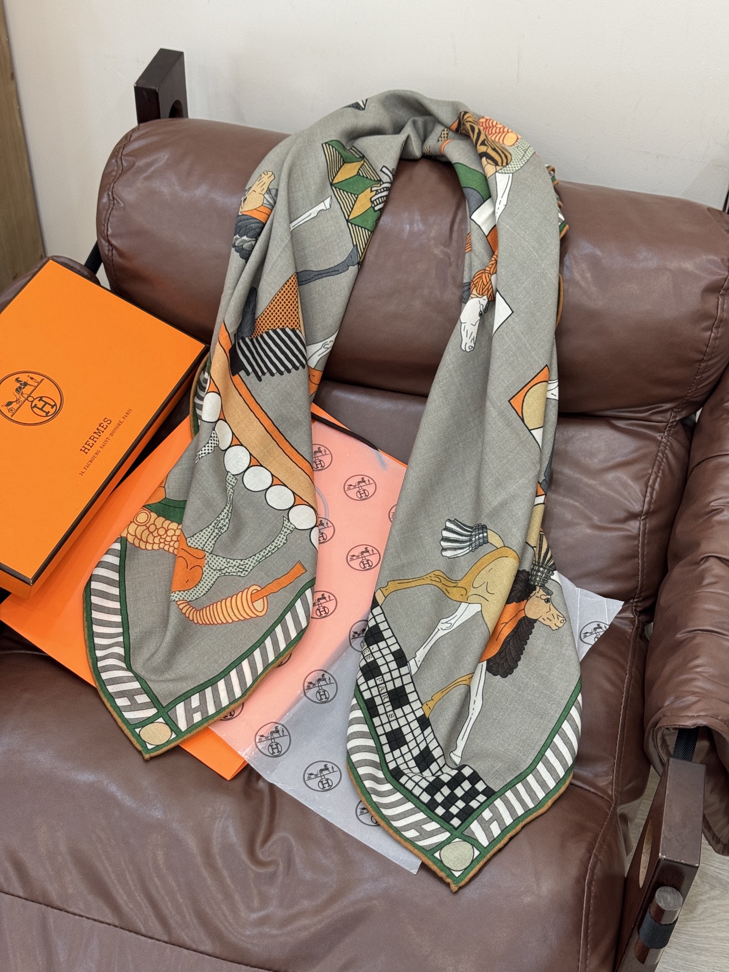 “全速前进”140双面丝毛披肩手工卷边丝毛方巾（30%桑蚕丝70%羊毛）这款经典单品展现强大而迷人的女性