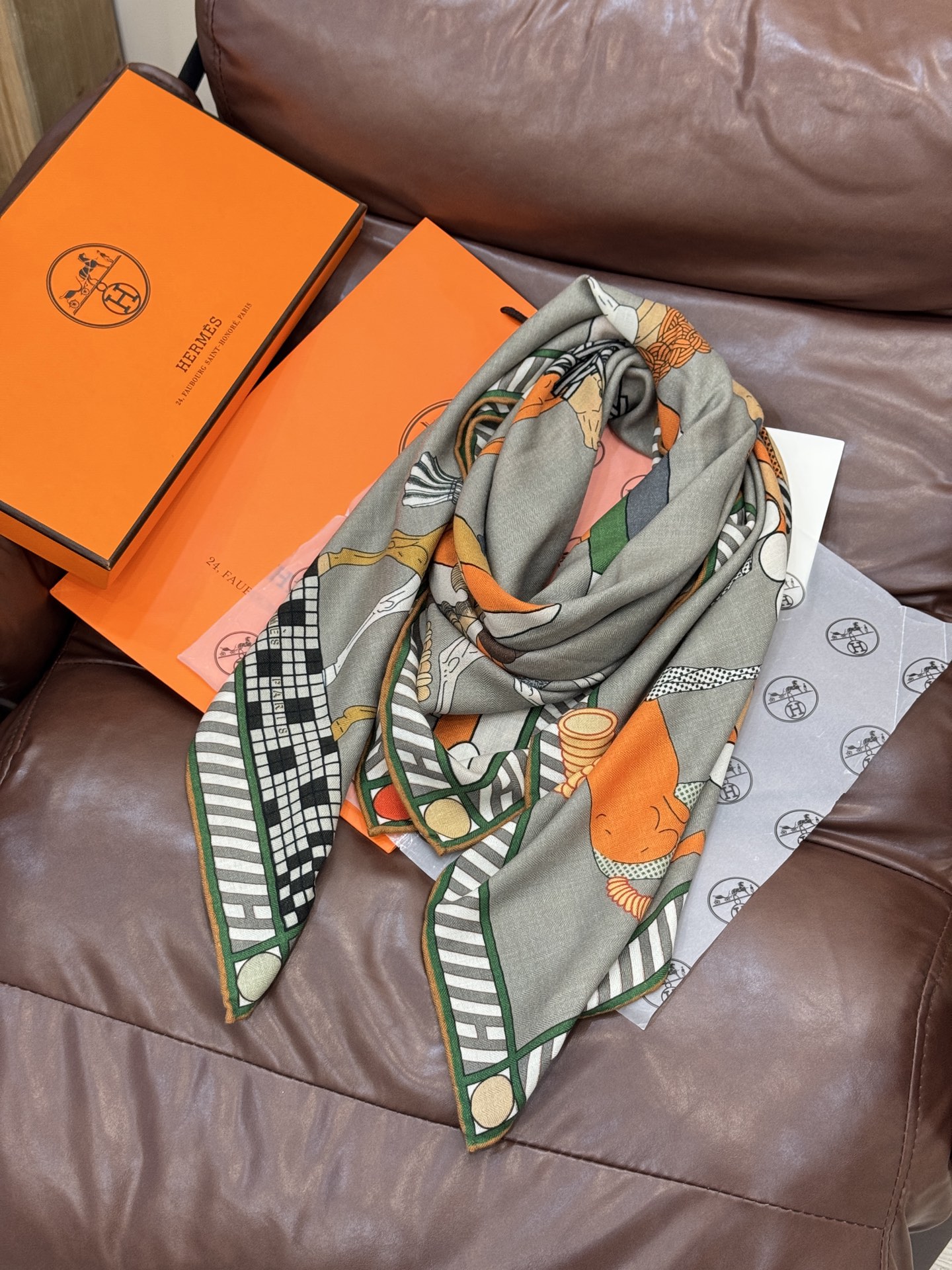 “全速前进”140双面丝毛披肩手工卷边丝毛方巾（30%桑蚕丝70%羊毛）这款经典单品展现强大而迷人的女性