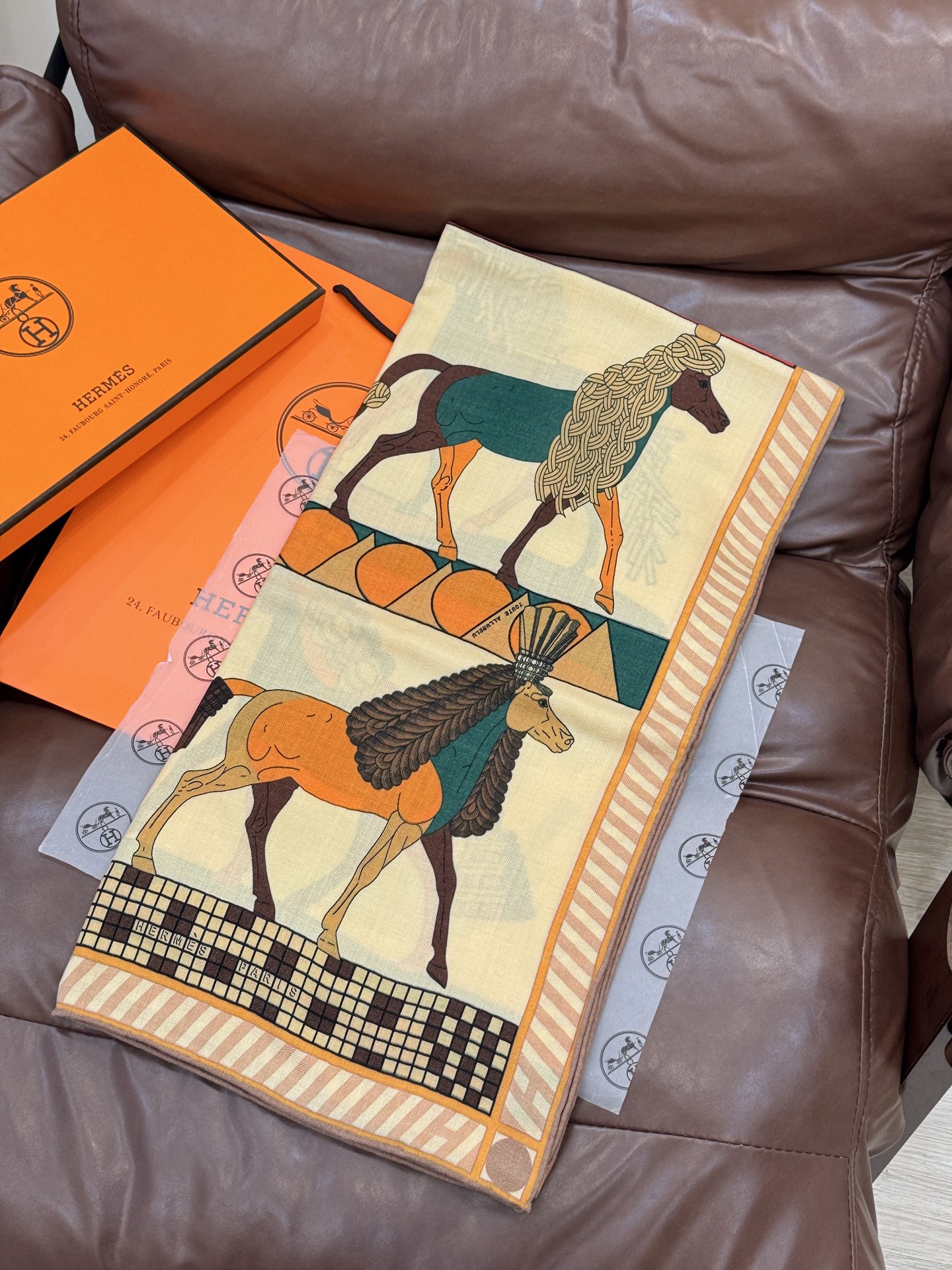 “全速前进”140双面丝毛披肩手工卷边丝毛方巾（30%桑蚕丝70%羊毛）这款经典单品展现强大而迷人的女性