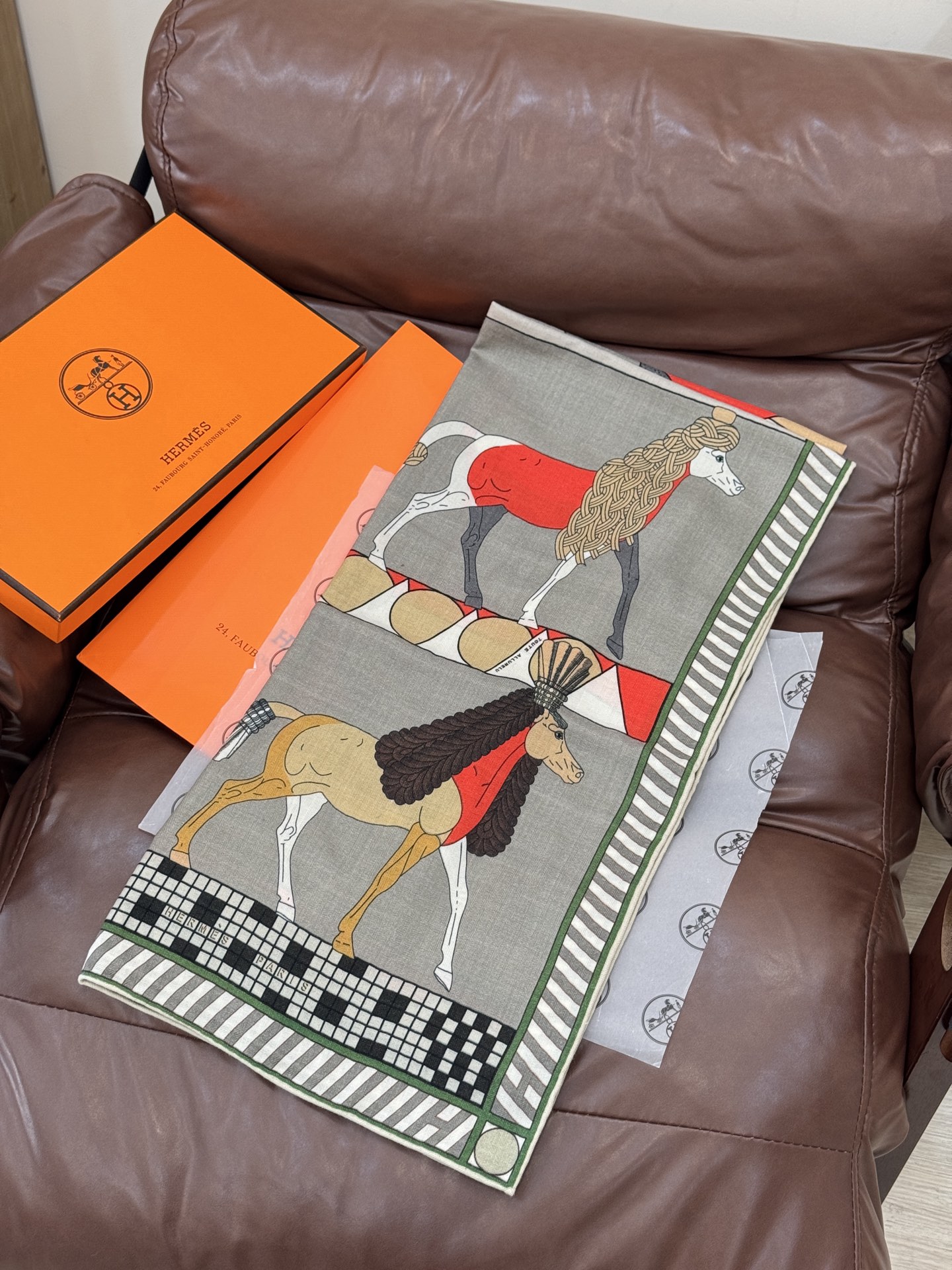 “全速前进”140双面丝毛披肩手工卷边丝毛方巾（30%桑蚕丝70%羊毛）这款经典单品展现强大而迷人的女性