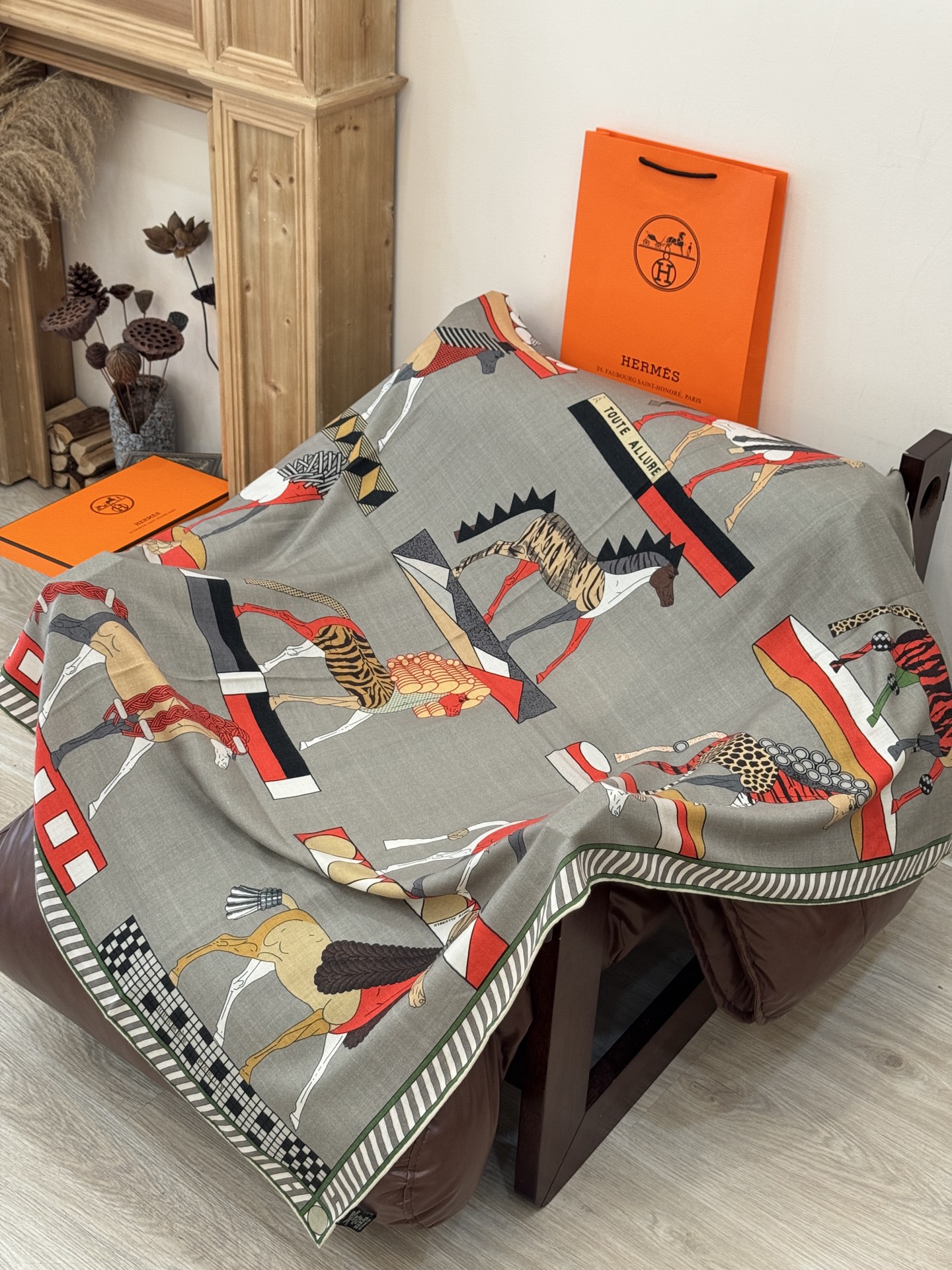 “全速前进”140双面丝毛披肩手工卷边丝毛方巾（30%桑蚕丝70%羊毛）这款经典单品展现强大而迷人的女性