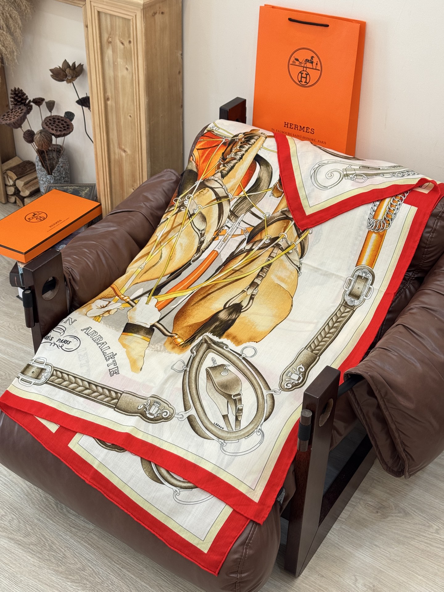 上新🆕【丝绒双面同色140披肩】“弩式牵引马具”手工卷边丝绒方巾披肩70%羊绒30%真丝这款典藏方巾展现