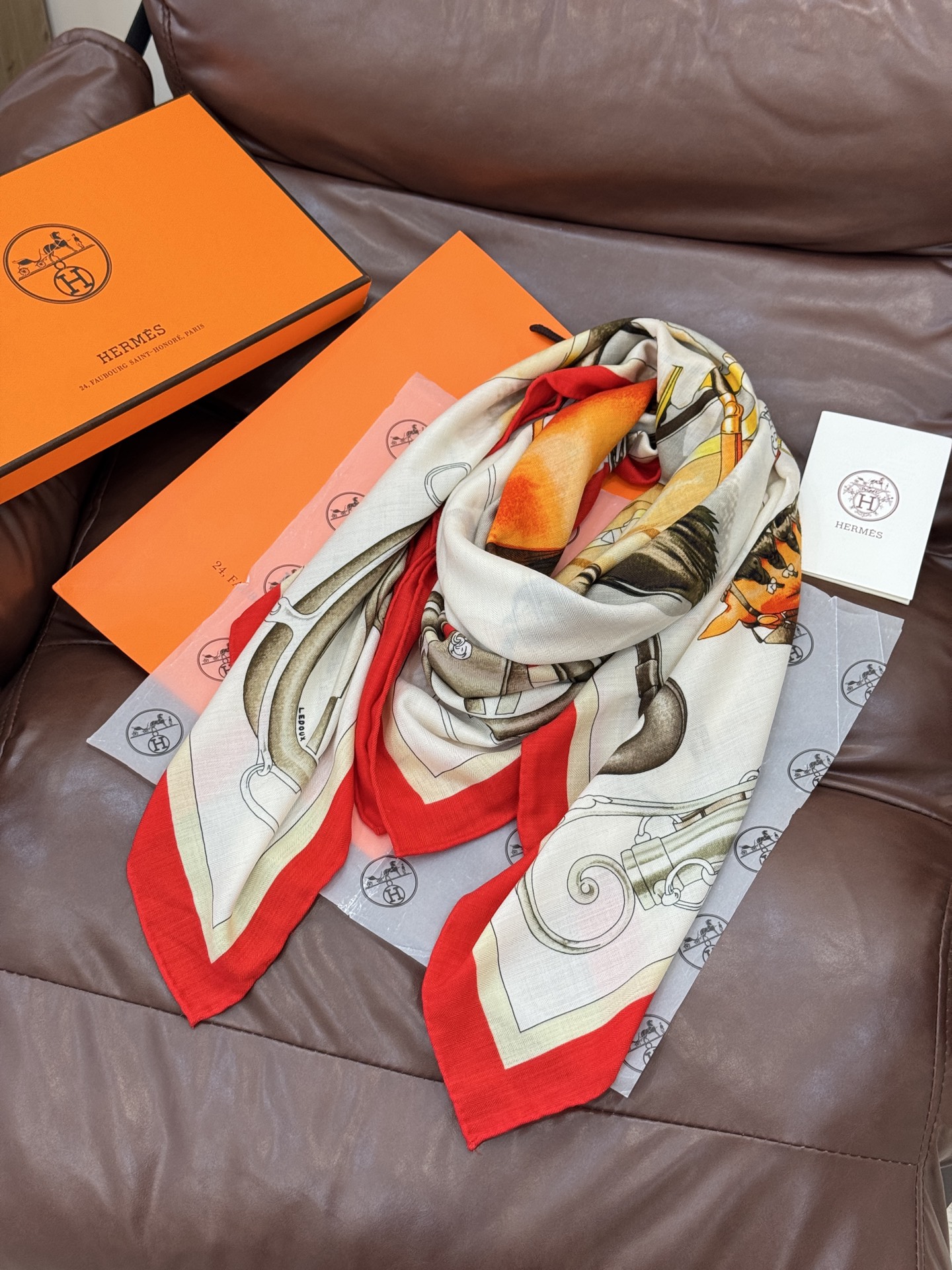 上新🆕【丝绒双面同色140披肩】“弩式牵引马具”手工卷边丝绒方巾披肩70%羊绒30%真丝这款典藏方巾展现