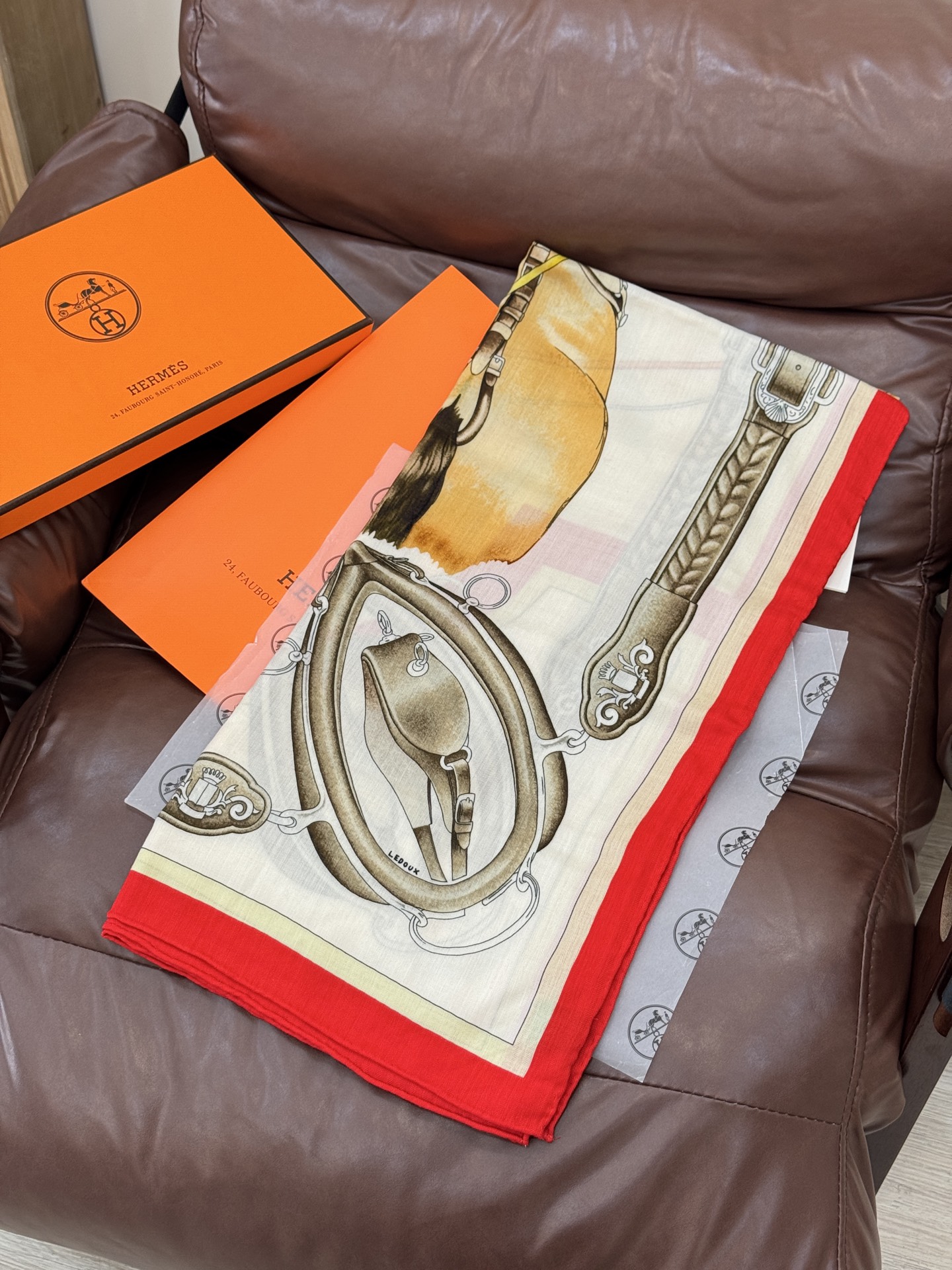 上新🆕【丝绒双面同色140披肩】“弩式牵引马具”手工卷边丝绒方巾披肩70%羊绒30%真丝这款典藏方巾展现