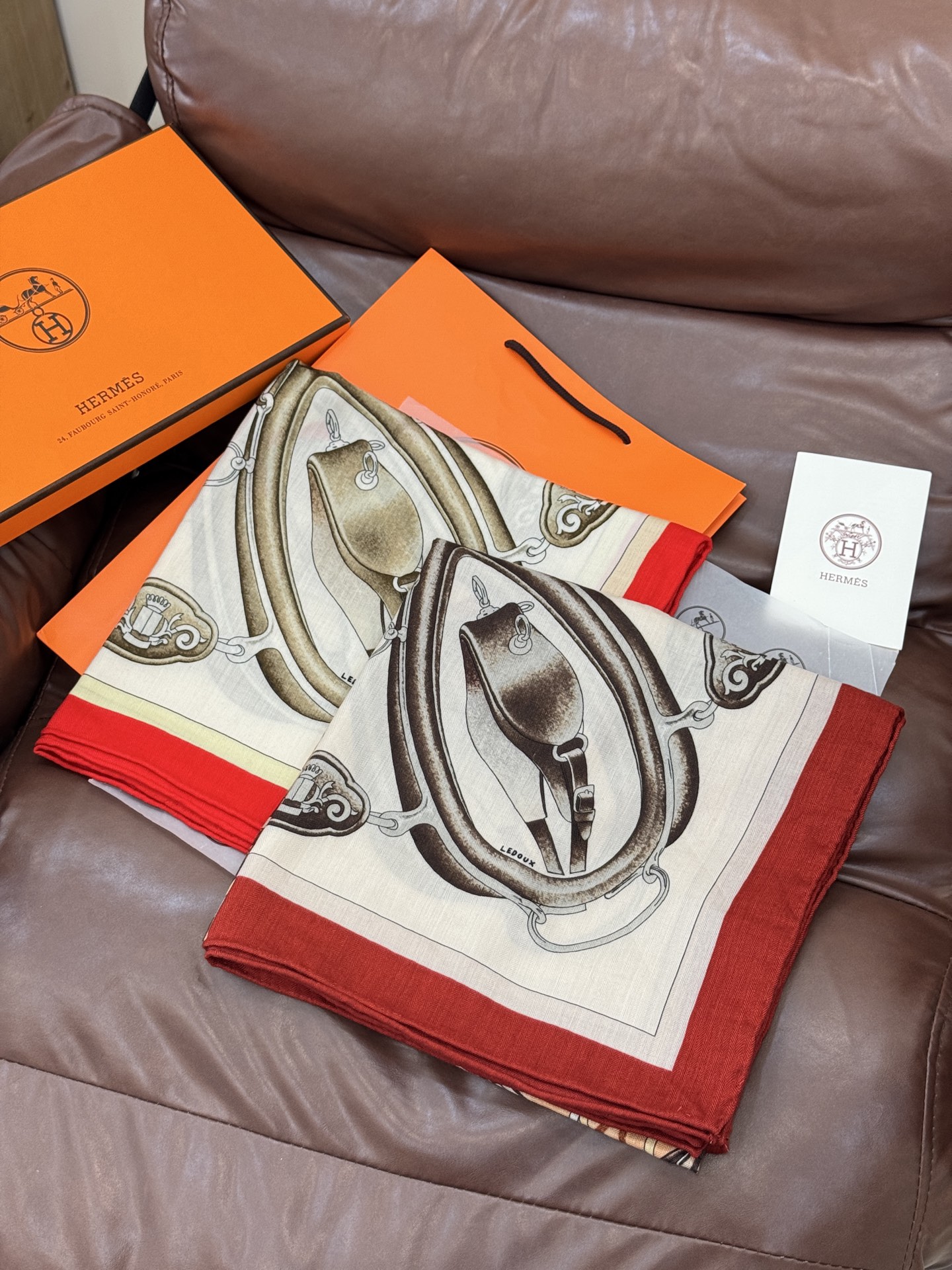 上新🆕【丝绒双面同色140披肩】“弩式牵引马具”手工卷边丝绒方巾披肩70%羊绒30%真丝这款典藏方巾展现