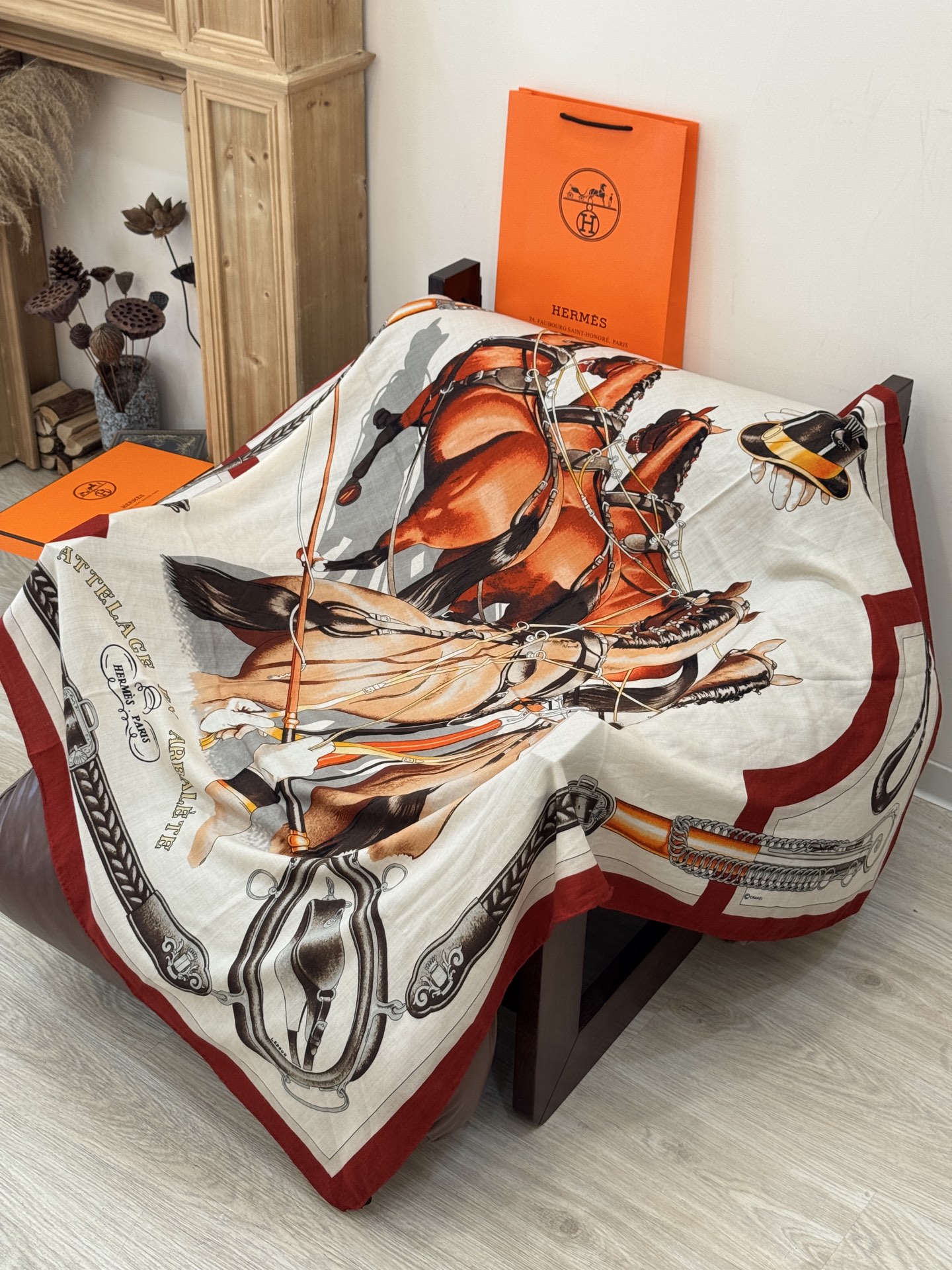 上新🆕【丝绒双面同色140披肩】“弩式牵引马具”手工卷边丝绒方巾披肩70%羊绒30%真丝这款典藏方巾展现