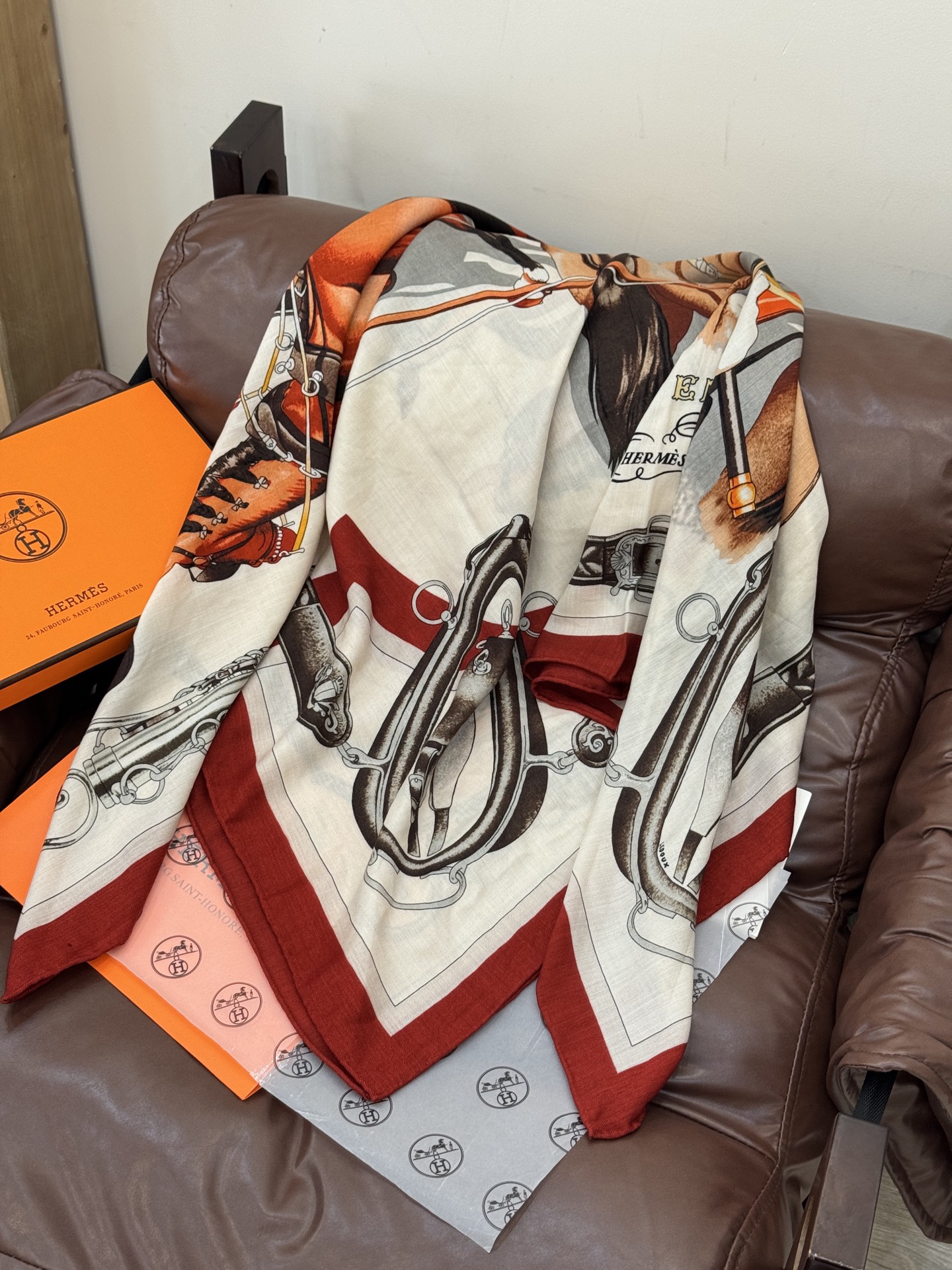 上新🆕【丝绒双面同色140披肩】“弩式牵引马具”手工卷边丝绒方巾披肩70%羊绒30%真丝这款典藏方巾展现