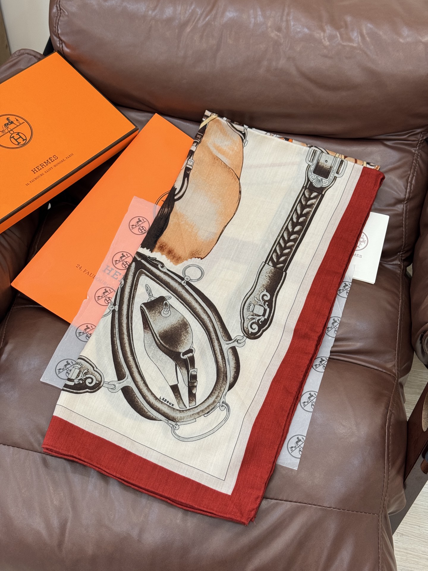 上新🆕【丝绒双面同色140披肩】“弩式牵引马具”手工卷边丝绒方巾披肩70%羊绒30%真丝这款典藏方巾展现