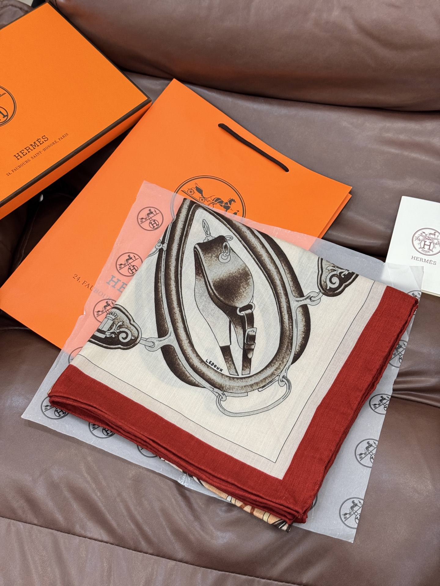 上新🆕【丝绒双面同色140披肩】“弩式牵引马具”手工卷边丝绒方巾披肩70%羊绒30%真丝这款典藏方巾展现