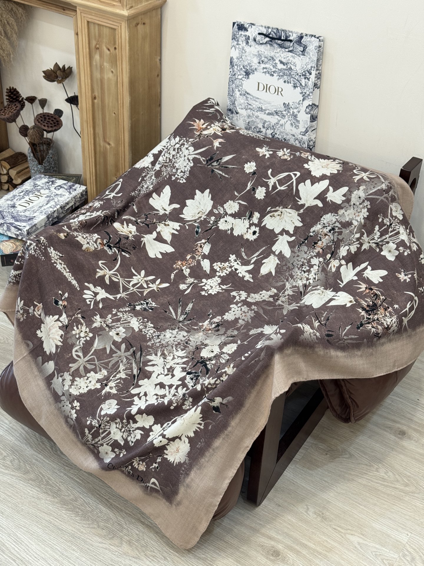 Dior 140丝毛双面同色印花披肩Millefiori 图案这款披肩饰以多色 Millefiori 图