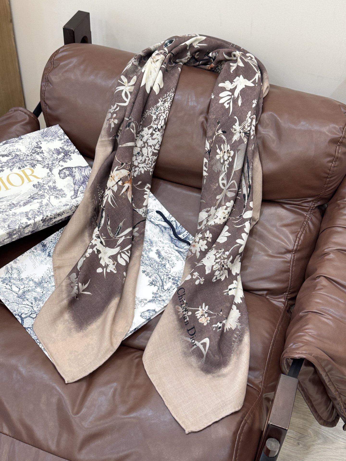 Dior 140丝毛双面同色印花披肩Millefiori 图案这款披肩饰以多色 Millefiori 图