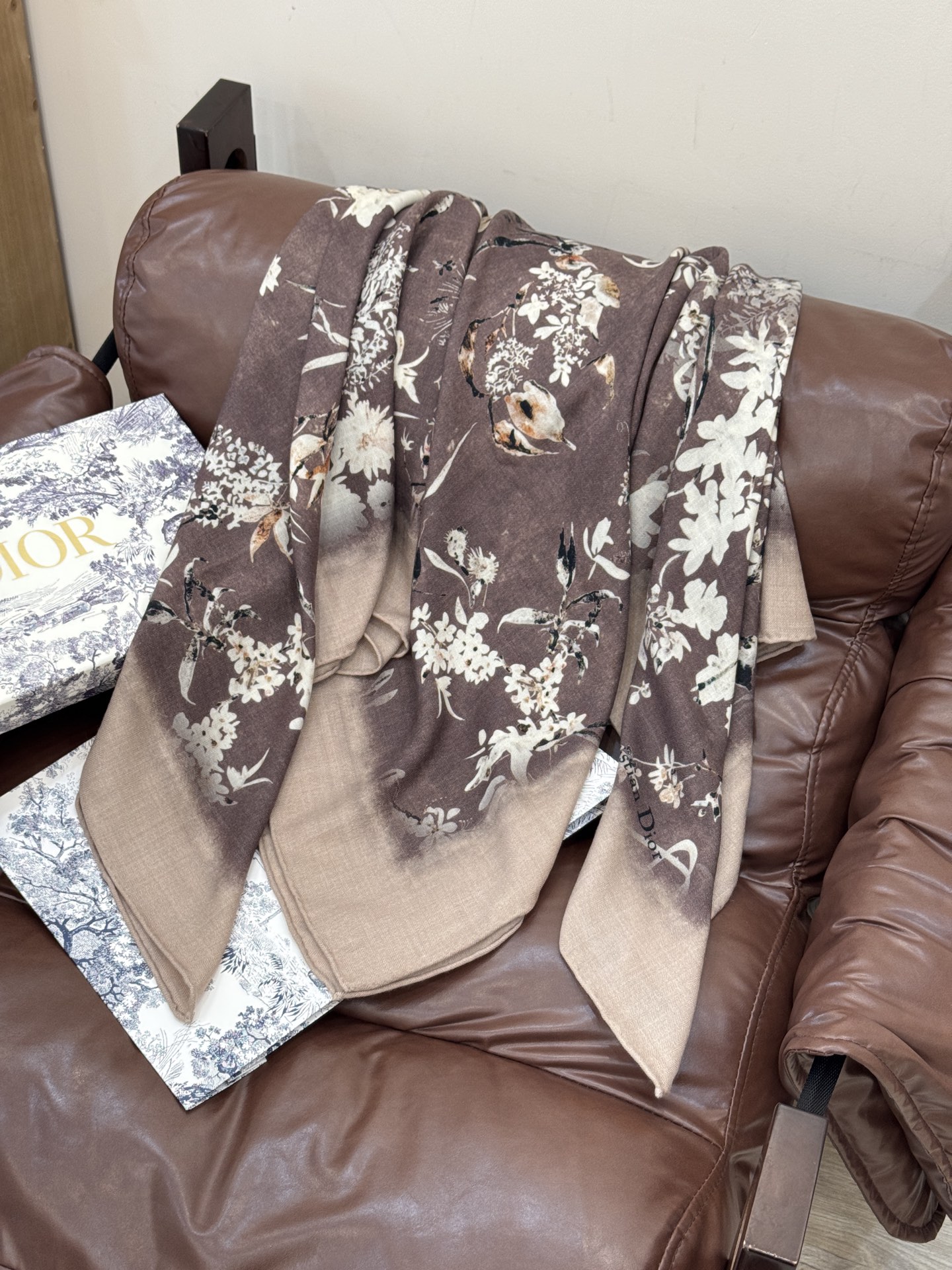 Dior 140丝毛双面同色印花披肩Millefiori 图案这款披肩饰以多色 Millefiori 图