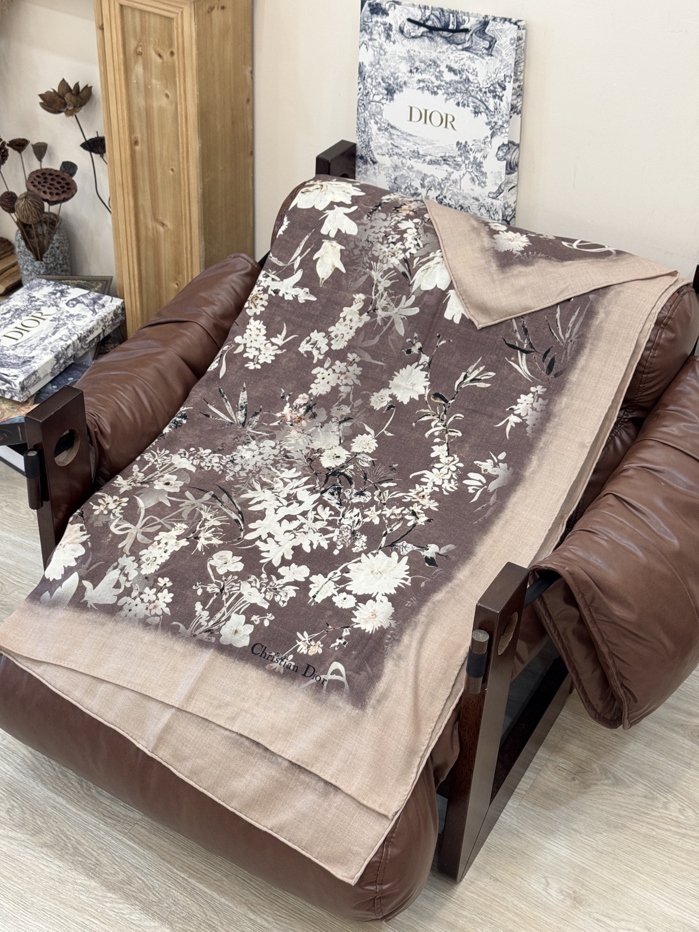 Dior 140丝毛双面同色印花披肩Millefiori 图案这款披肩饰以多色 Millefiori 图