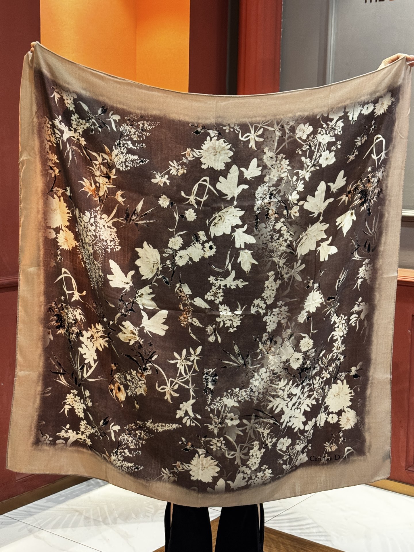 Dior 140丝毛双面同色印花披肩Millefiori 图案这款披肩饰以多色 Millefiori 图