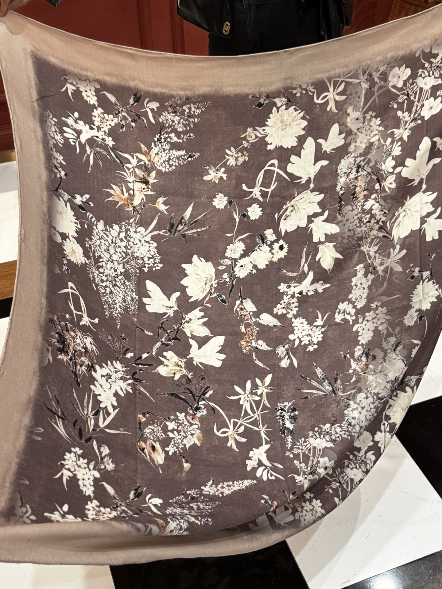 Dior 140丝毛双面同色印花披肩Millefiori 图案这款披肩饰以多色 Millefiori 图