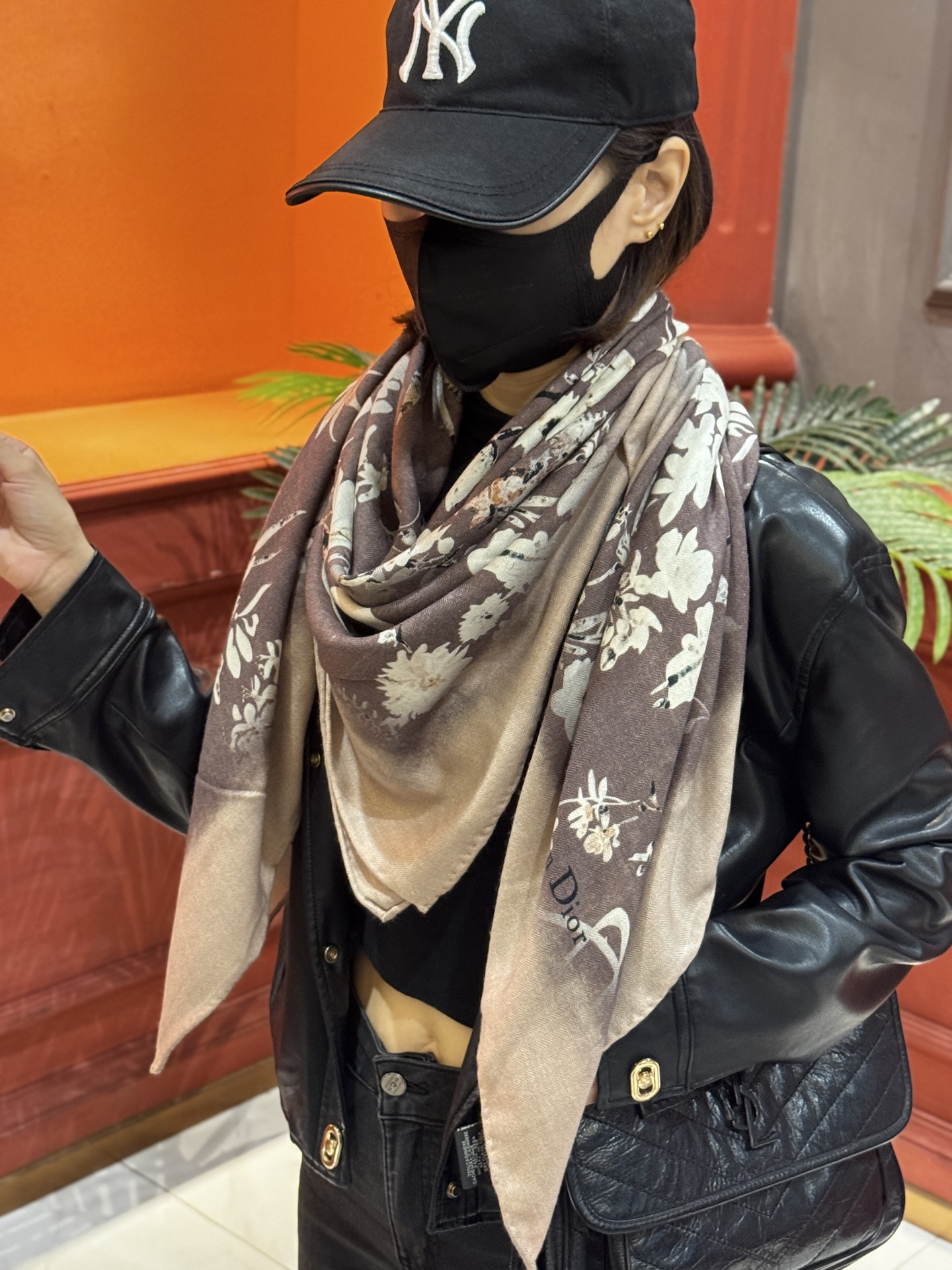 Dior 140丝毛双面同色印花披肩Millefiori 图案这款披肩饰以多色 Millefiori 图