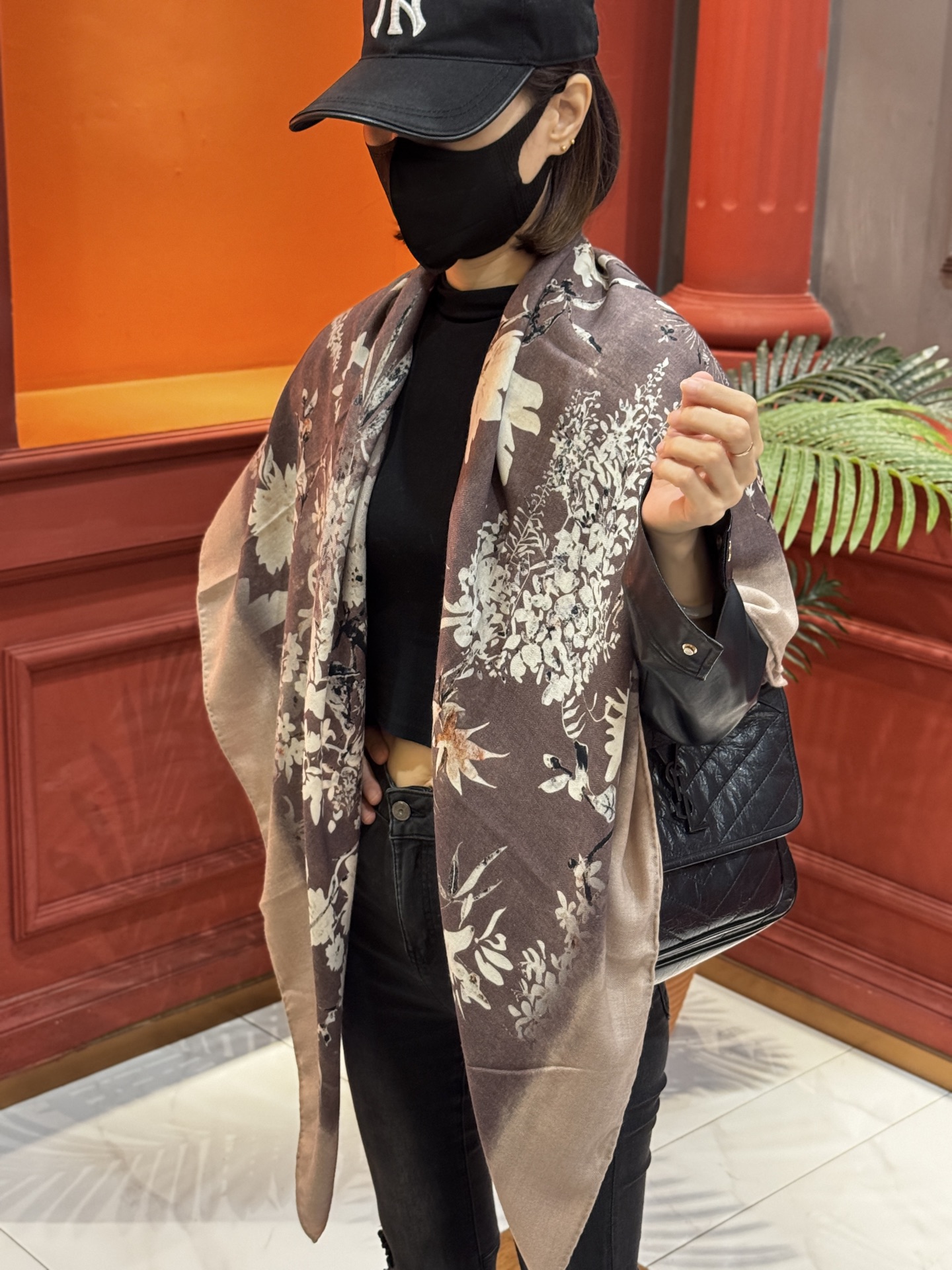 Dior 140丝毛双面同色印花披肩Millefiori 图案这款披肩饰以多色 Millefiori 图