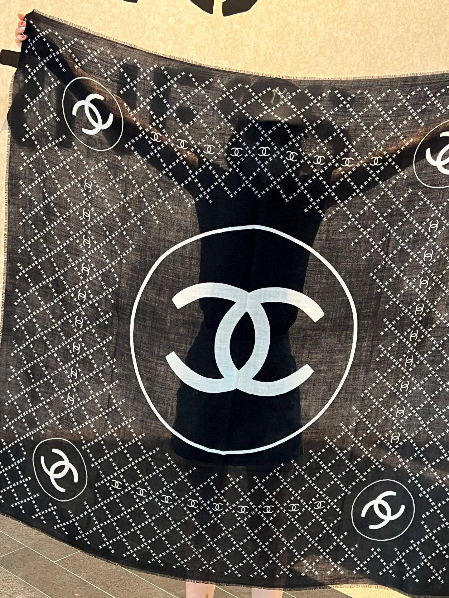 新款💖💖💃🏻💃🏻小香【双C标志网格方巾140】须边羊绒方巾‼️抢‼️VIP推荐 ‼️👍下手一定要快【高端