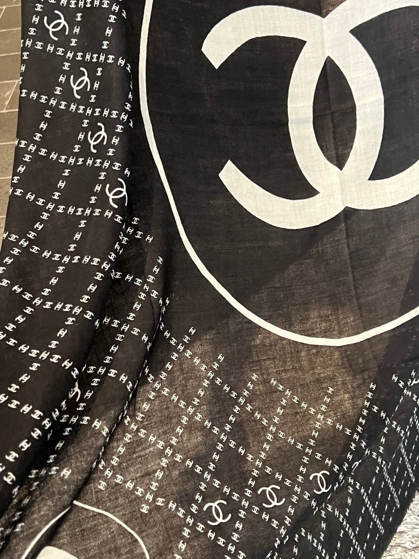 新款💖💖💃🏻💃🏻小香【双C标志网格方巾140】须边羊绒方巾‼️抢‼️VIP推荐 ‼️👍下手一定要快【高端