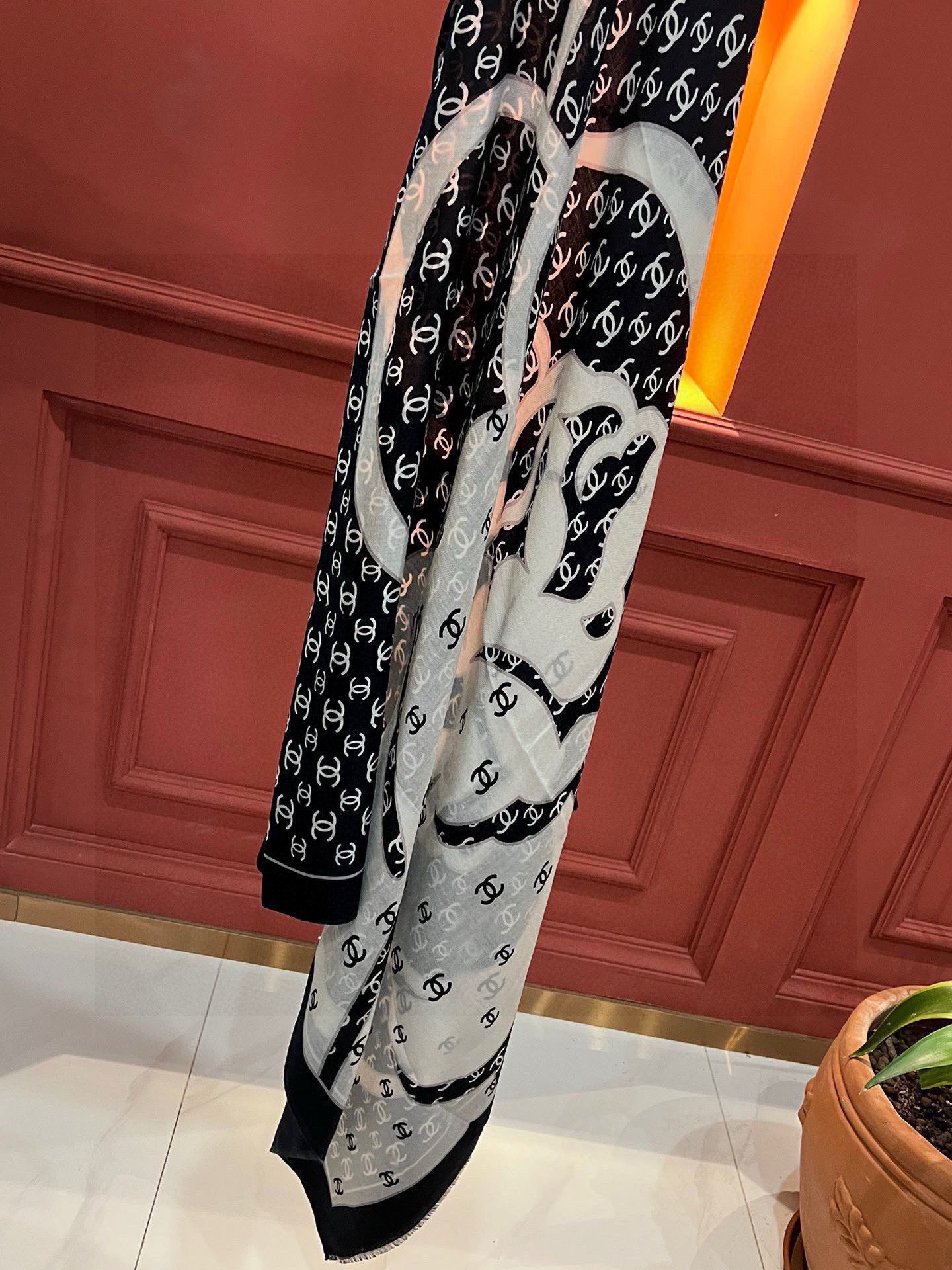 羊绒新款💞 新❤小香【山茶花长围巾】~超级抬气色！高级女人味！羊绒围巾也能这么美！！！这款双面花卉羊绒围