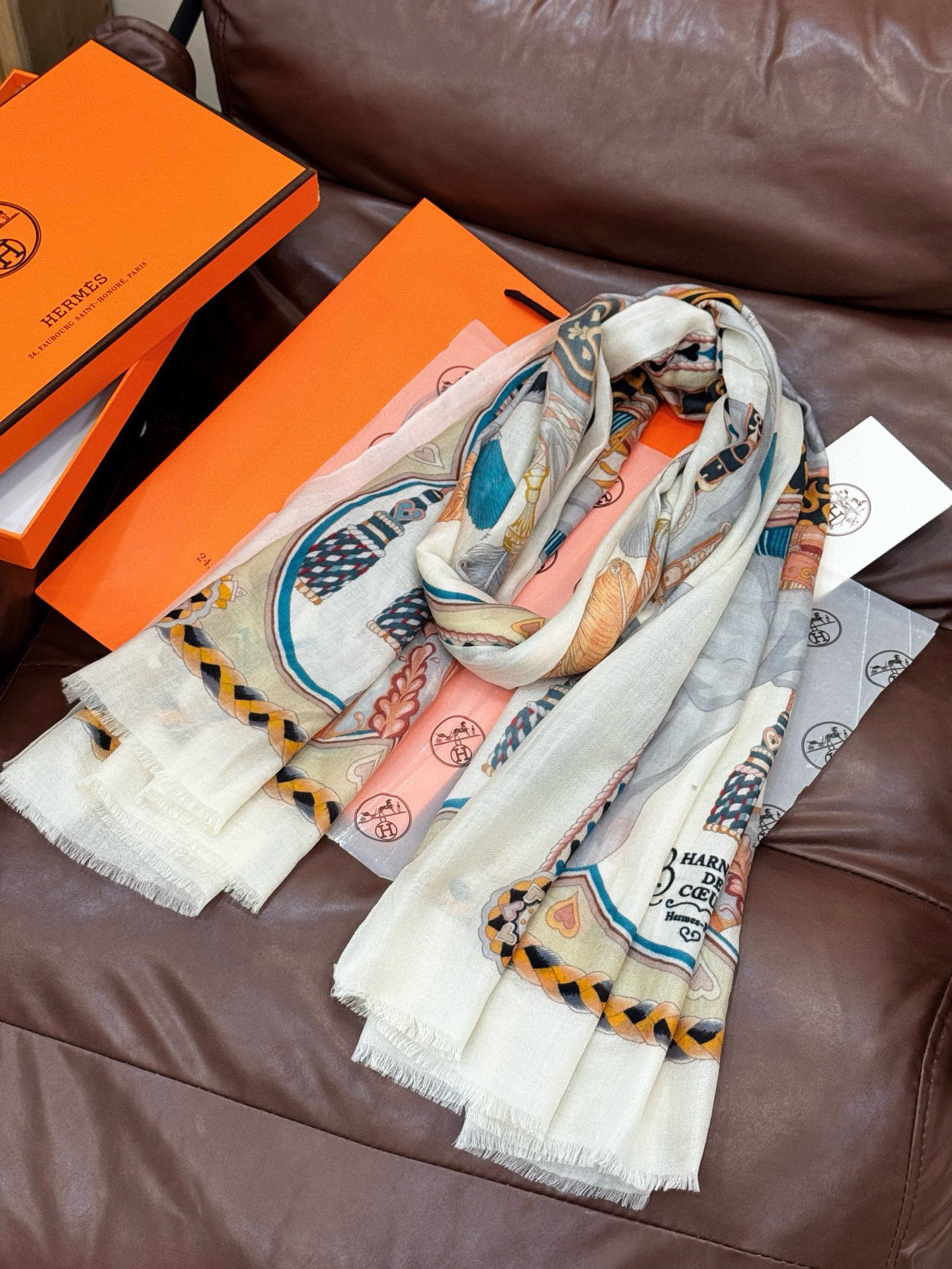 专柜同步 Hermes家买了都说好看【马鞍羊绒长巾】‼️推荐💕顶级工艺超值‼️爱马仕专柜爆款🎁🎁羊绒长巾