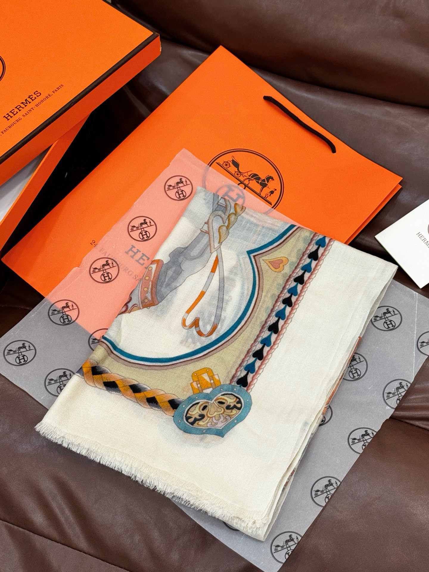 专柜同步 Hermes家买了都说好看【马鞍羊绒长巾】‼️推荐💕顶级工艺超值‼️爱马仕专柜爆款🎁🎁羊绒长巾