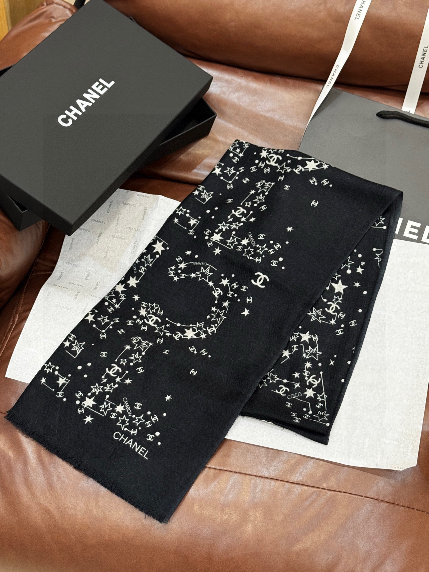 💟CHANEL香奈儿经典元素设计优雅大方，绕在颈间超级完美💋💋简直人间的尤物😍 专柜品质[玫瑰]长巾10