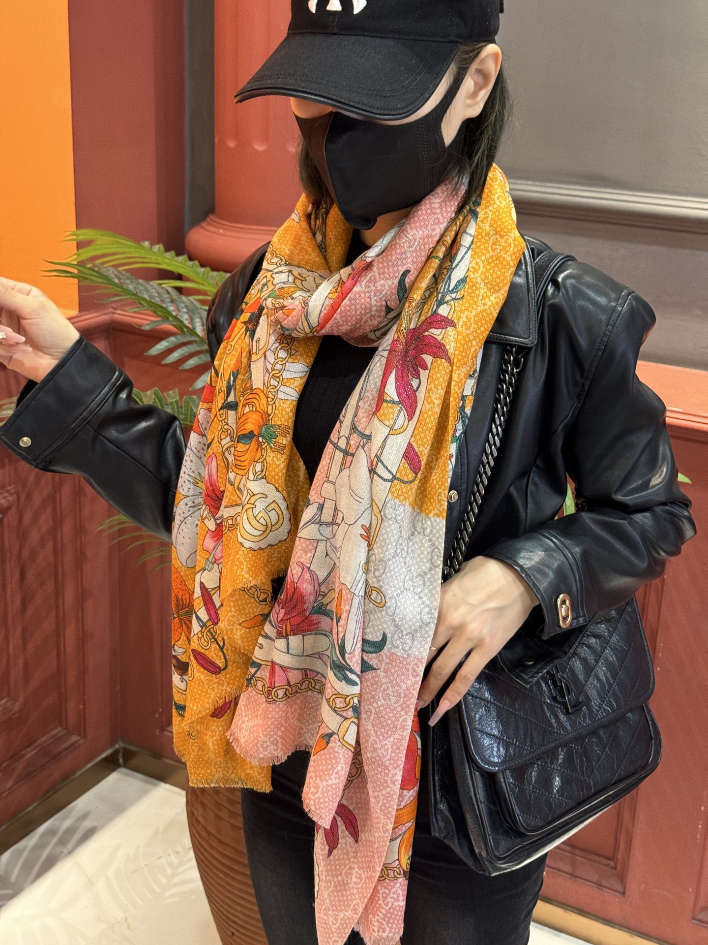 Gucci花卉羊绒围巾~超级抬气色！高级女人味！】羊绒围巾也能这么美！！！Gucci这款双面花卉羊绒围巾