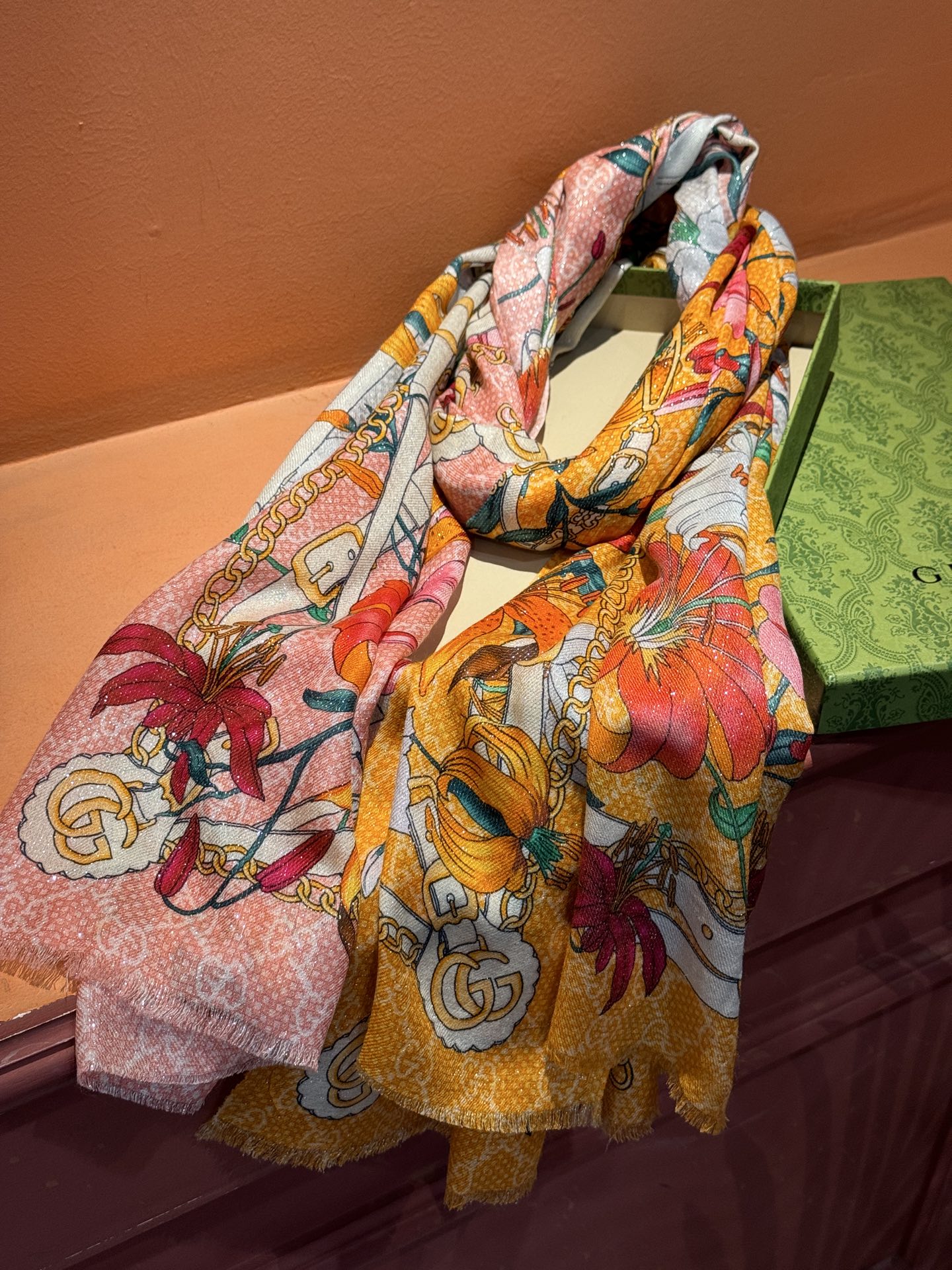 Gucci花卉羊绒围巾~超级抬气色！高级女人味！】羊绒围巾也能这么美！！！Gucci这款双面花卉羊绒围巾